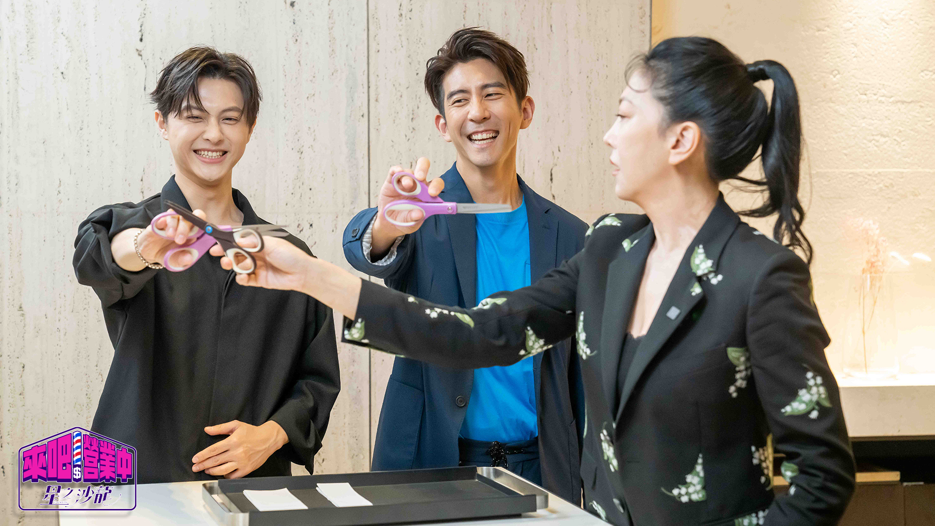 王子（左起）、修杰楷向「髮神」吳依霖學習剪髮技巧。（TVBS提供）