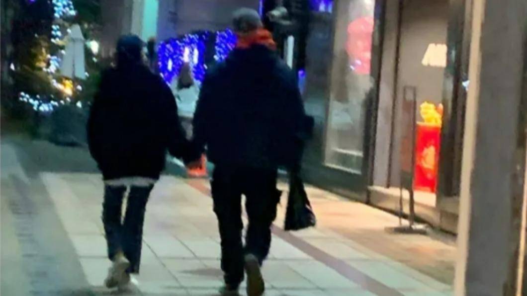 王淨與曹佑寧的緋聞爆出後，網友接力貼出發現兩人在士林牽手逛街的照片。（翻攝自Dcard）