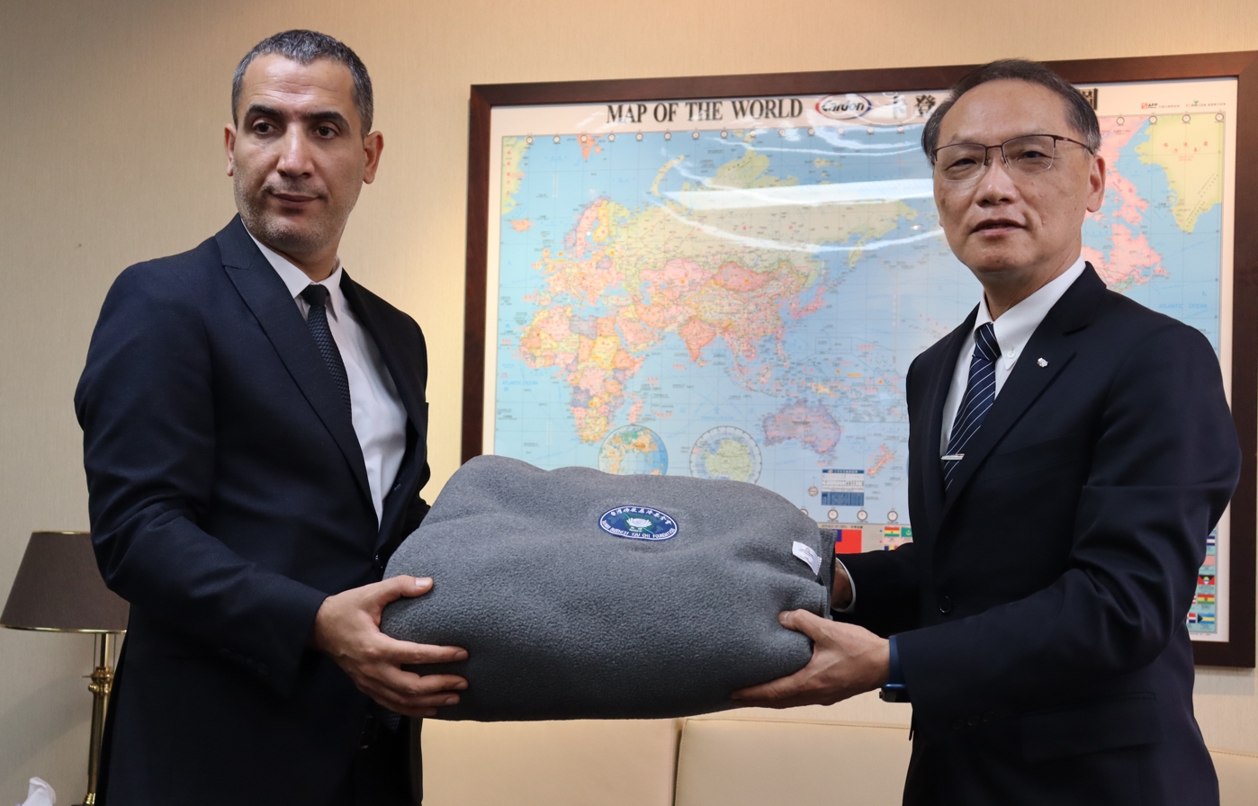 慈濟基金會執行長顏博文帶著毛毯到駐台北土耳其貿易辦事處，向代表貝定可表達慈濟捐贈毛毯及致意。（慈濟基金會提供）