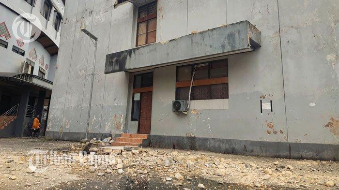 巴布亞省災害管理局證實,這場地震造成多棟建築物有毀損或倒塌狀態。(翻自papua.tribunnews.com)