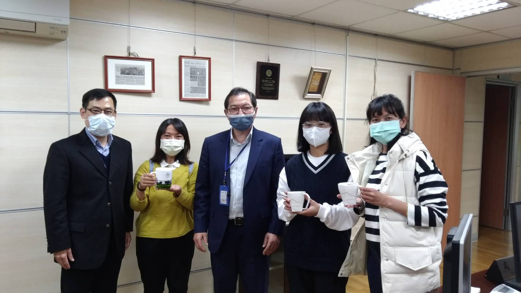 外交部雲嘉南辦事處處長蕭勝中（中）、副處長林文俊（左一），與嘉義高商學生張寶云（右二）、媽媽阮菁慧（左二）、導師吳依亭（右一）合影。（外交部提供）