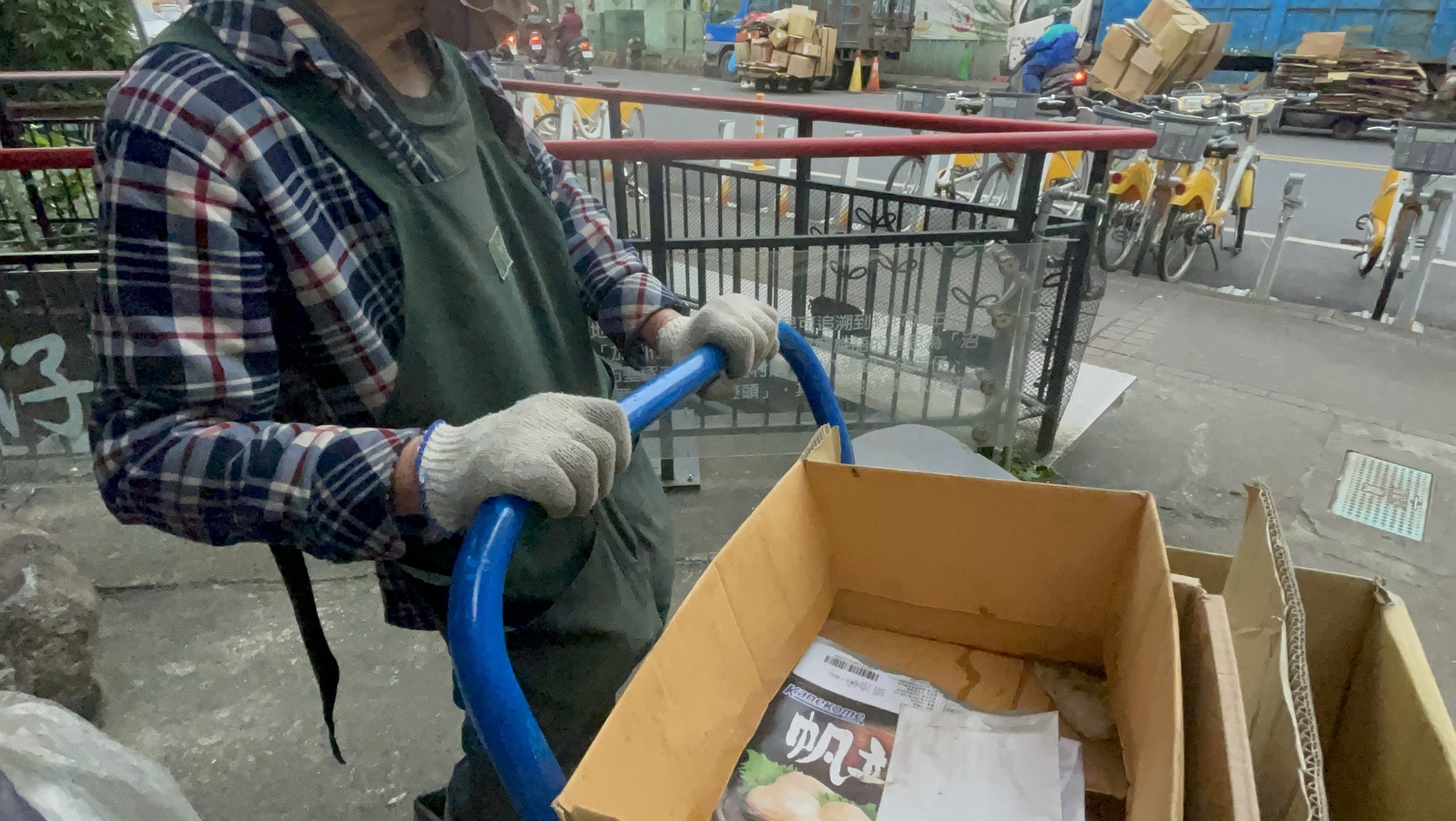 萬華一家回收站因土地問題遭勒令停業，上百位拾荒者恐斷炊。（翻攝洪申翰臉書）