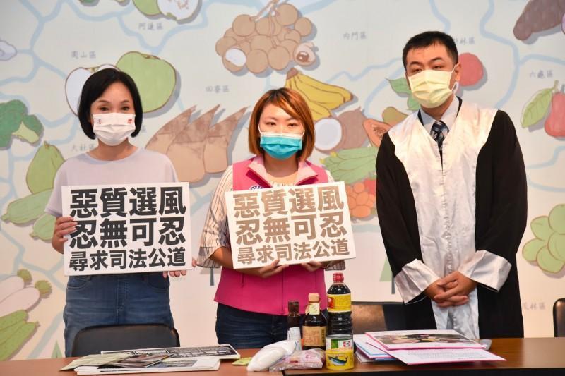 去年10月6日,高雄市議員邱于軒在柯志恩、律師陪同下召開記者會,聲淚俱下指控楊佩樺放黑函。(柯志恩辦公室提供)