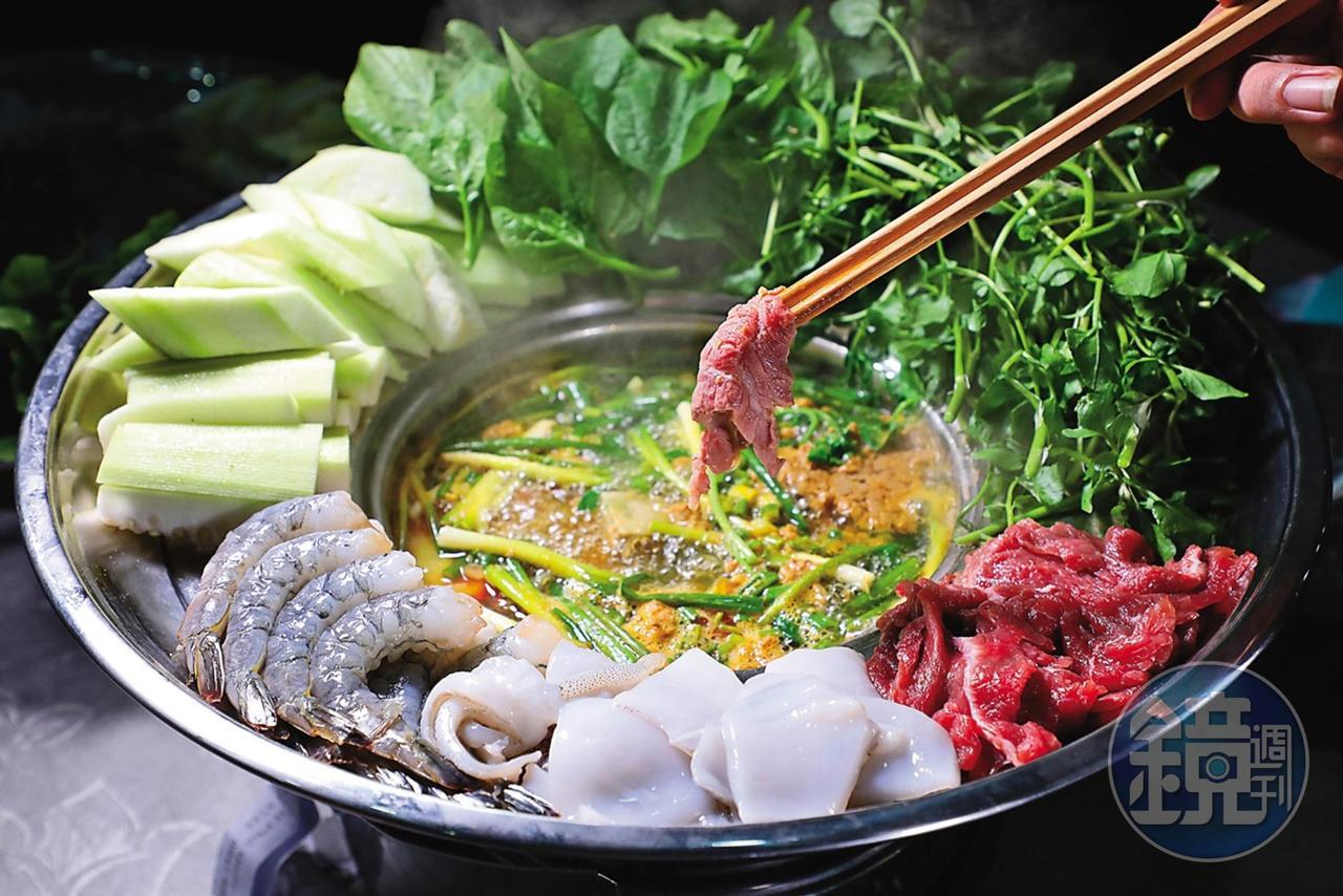 「海鮮圍鍋餐」能喝到以蟹膏與蝦膏熬煮的鮮美湯頭,並可自由汆燙海鮮、肉類及蔬菜。(45萬越南盾/份,約新台幣583元)