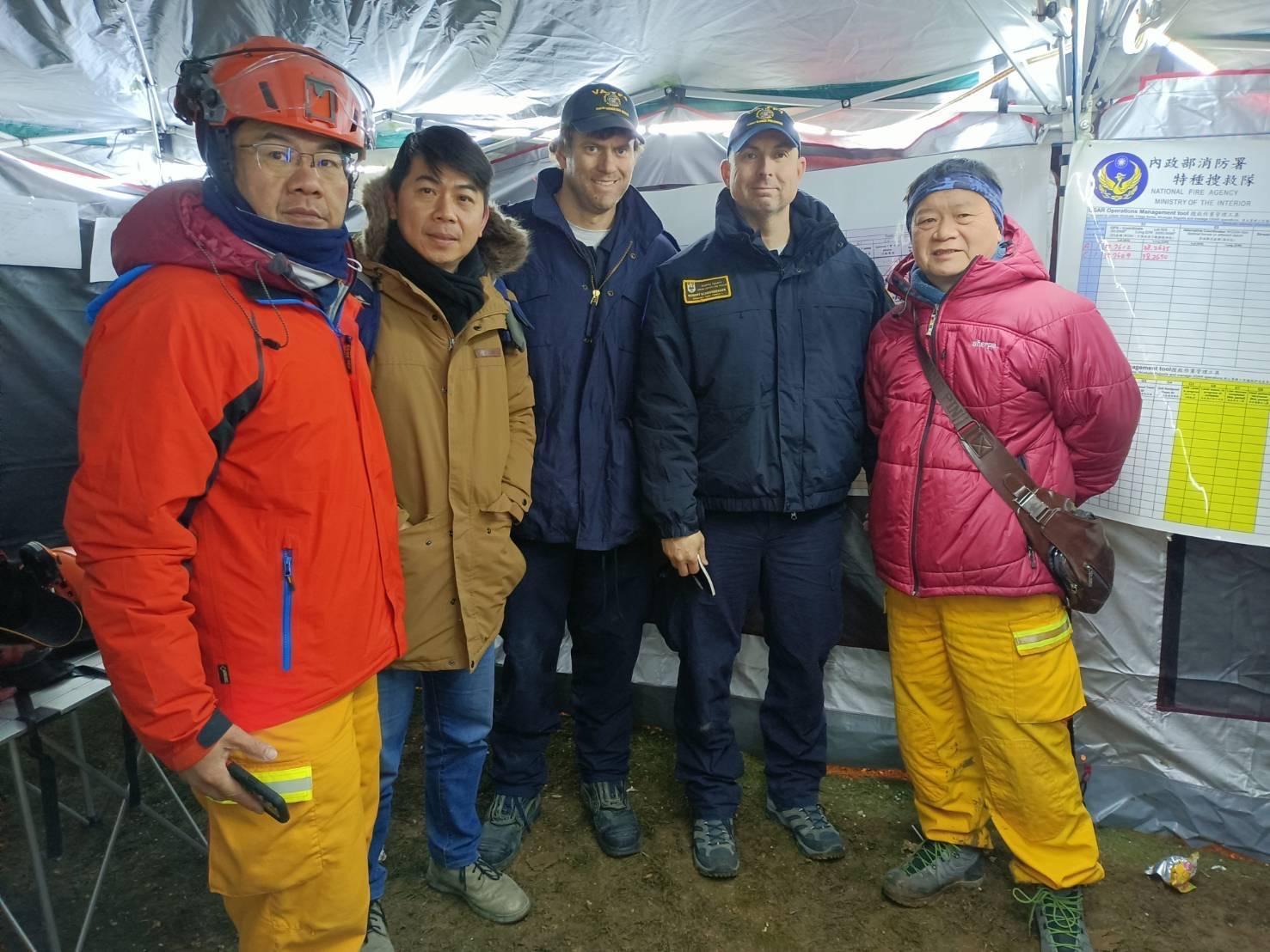 第一批出發的台灣搜救隊帶隊官黃博村（右一），台灣921大地震、日本311大地震都有他的身影。（翻攝自消防署臉書）