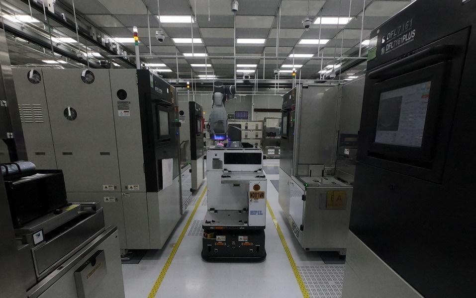 矽品提供自身多年操作與多種製程作業應用的AMR實作經驗，並參與AMRA技術委員會，協助共同訂定AMR技術標準。（矽品提供）
