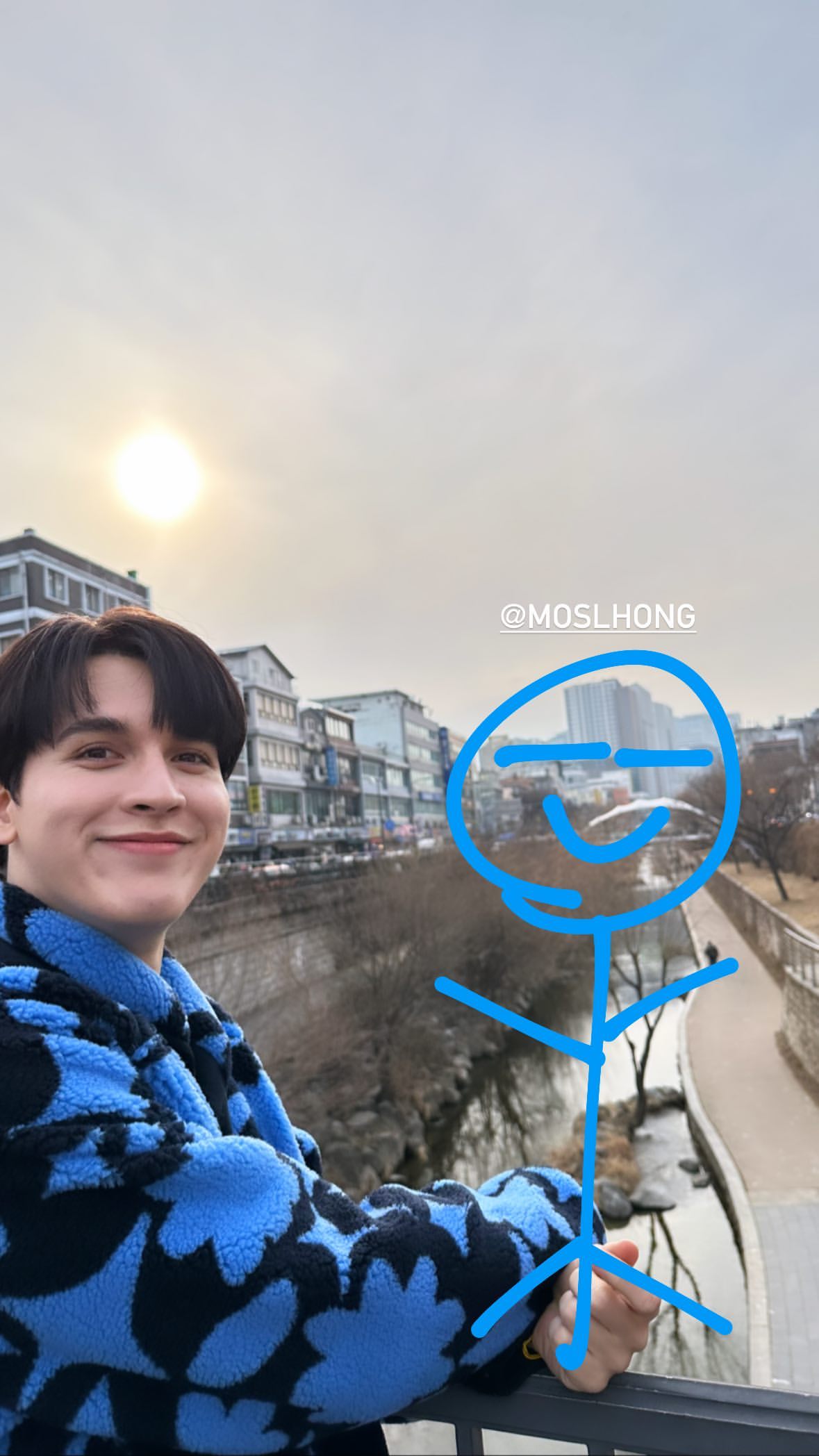 BANK到韓國度假也不忘標註Mos並用人形圖案秀恩愛。（翻攝BANK IG）