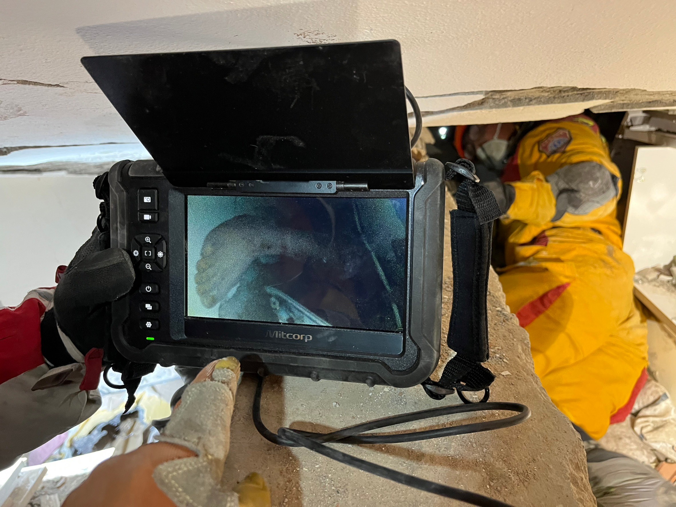 台灣救難隊以生命探測器找到受困者。（消防署提供）