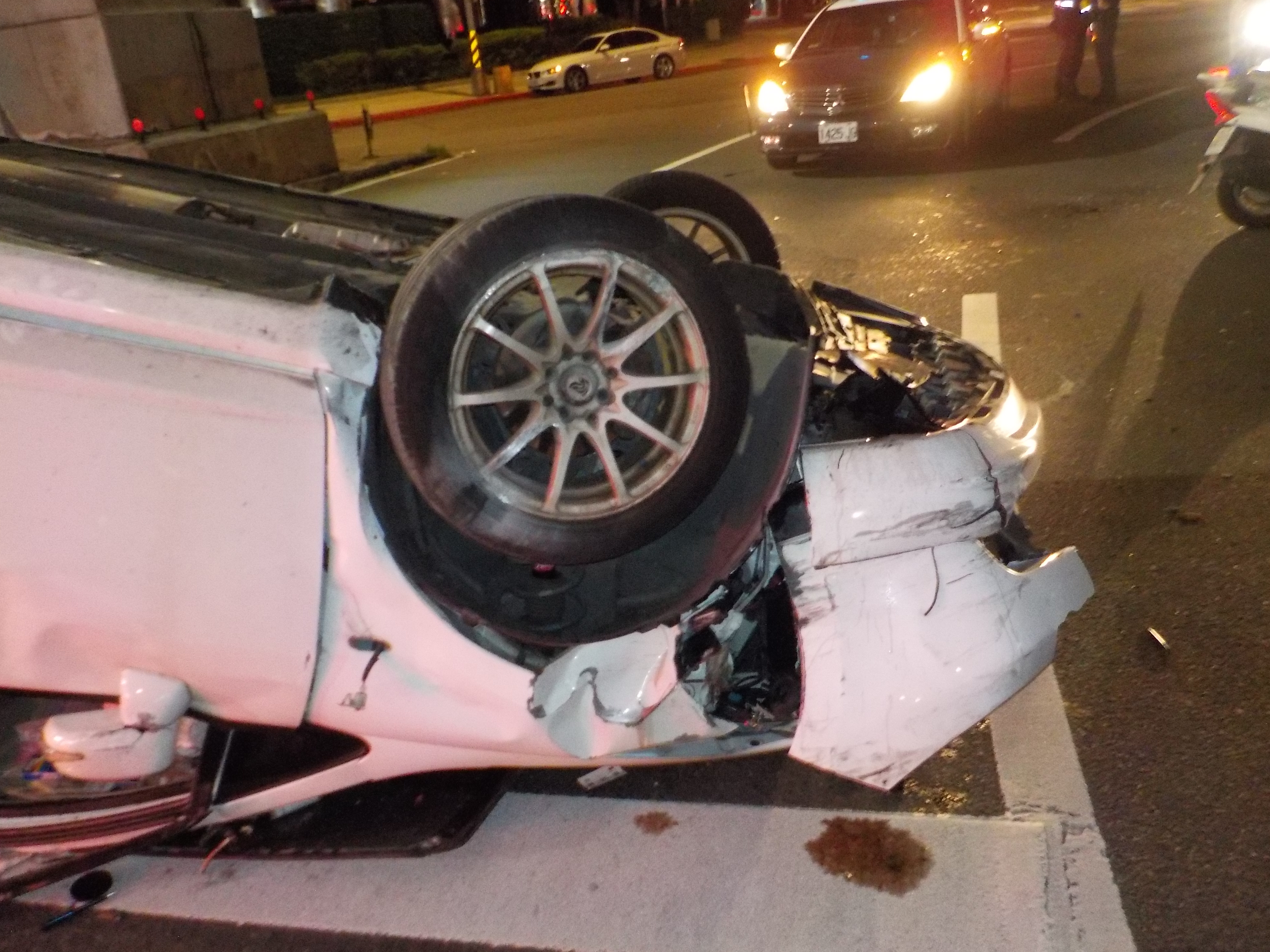女酒後駕車、自撞路口翻車,車頭毀損、人僅擦傷。(翻攝畫面)