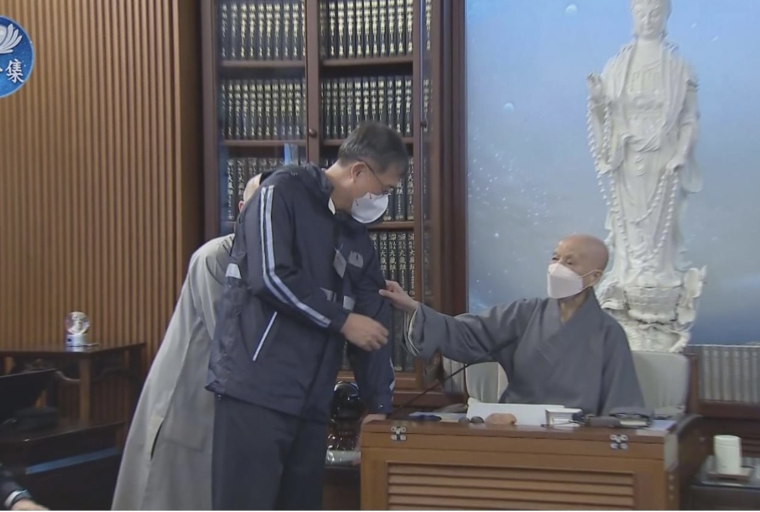 慈濟第一批土耳其勘災團今（10日）出發，志工行前跟證嚴上人報告，上人叮囑安全第一。（翻攝法音集畫面）