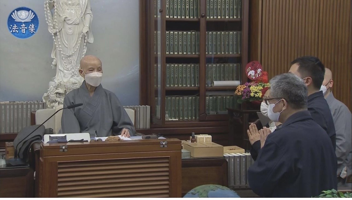 證嚴上人叮嚀志工一路順利、平安！（翻攝法音集）