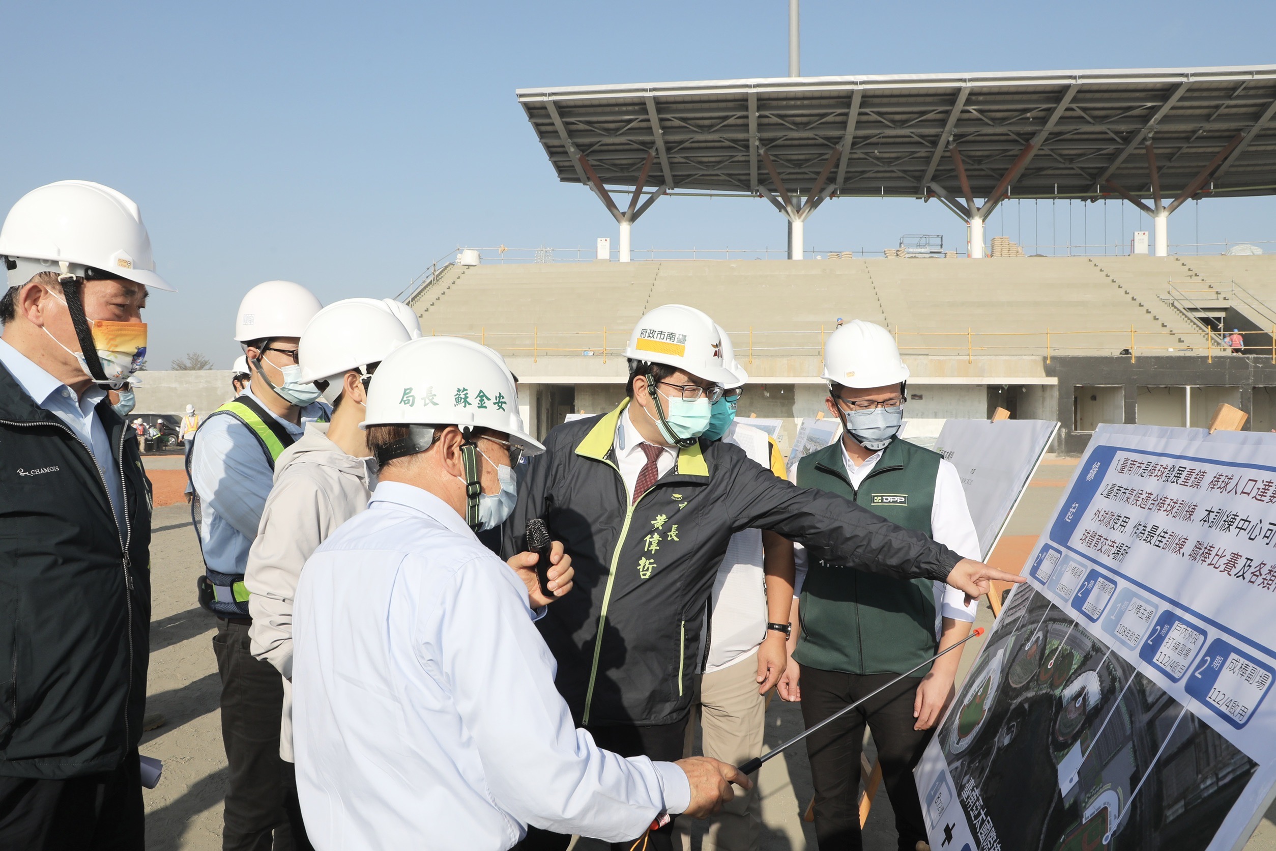 台南市長黃偉哲率相關局處首長視察「亞太國際棒球訓練中心第二期成棒副球場及室內投打練習場工程」。（讀者提供）