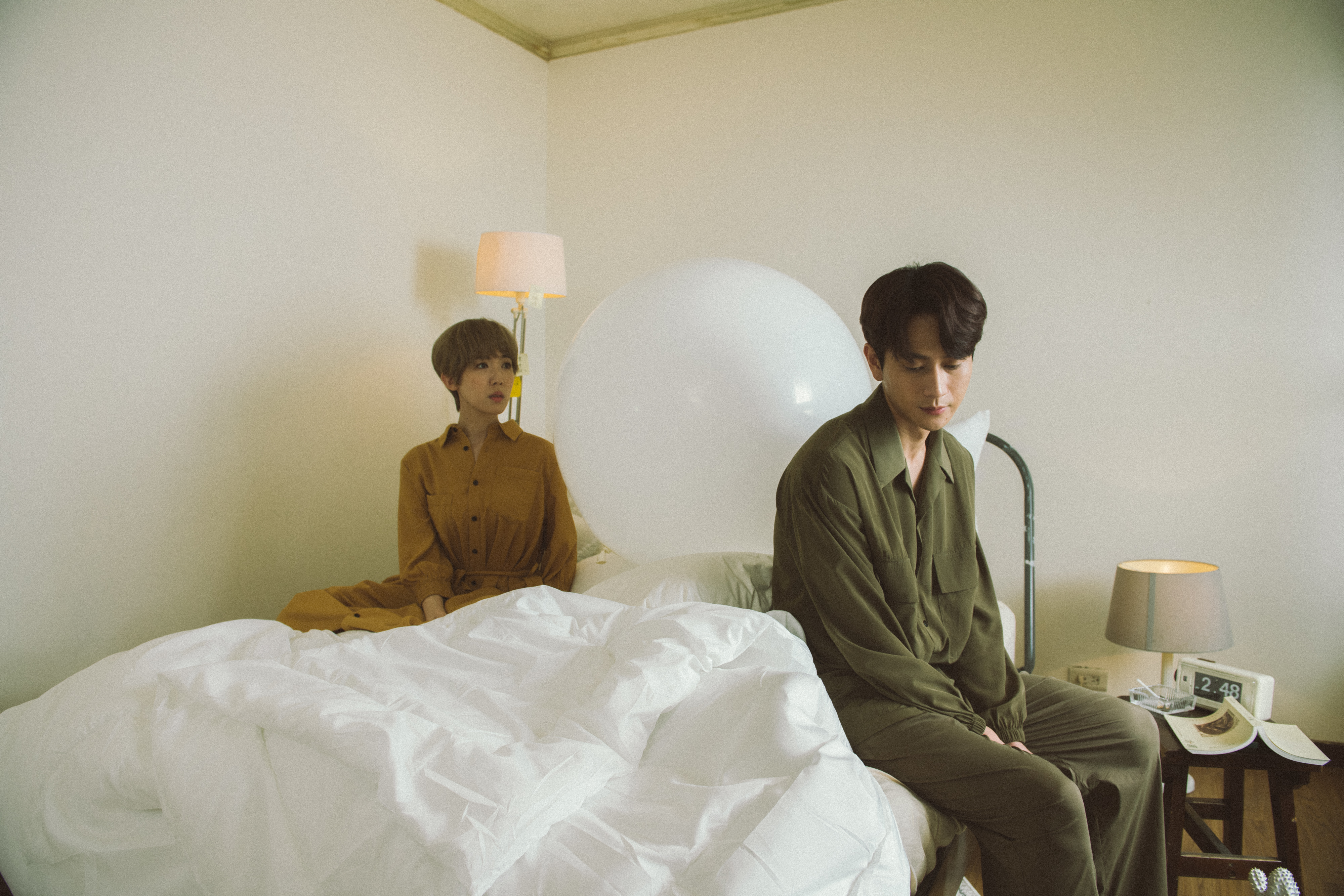 劉冠廷（右）與孫可芳攜手共演舞台劇《呼吸》，詮釋穩交情侶面對生小孩這件事的人生課題。（四把椅子劇團提供）