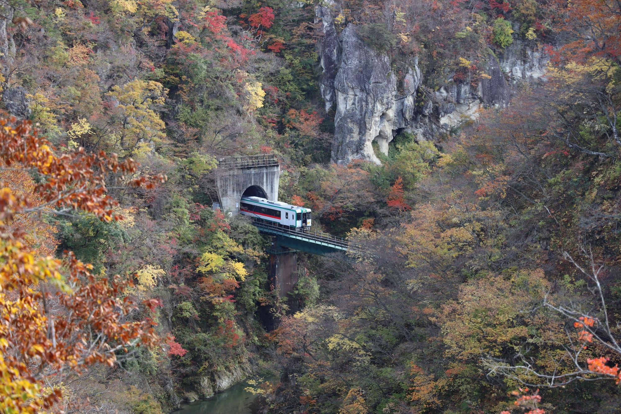 宮城縣鳴子峽是日本東北知名的賞楓景點。(星宇航空提供)