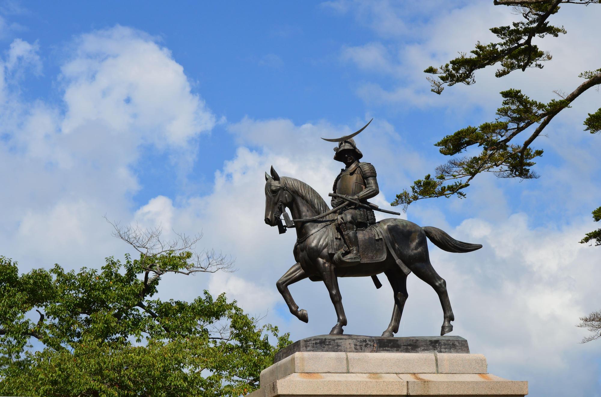 相傳戰國武將伊達政宗在1600年時築建仙台城,知名的仙台伊達政宗騎馬像是熱門打卡地標。(星宇航空提供)