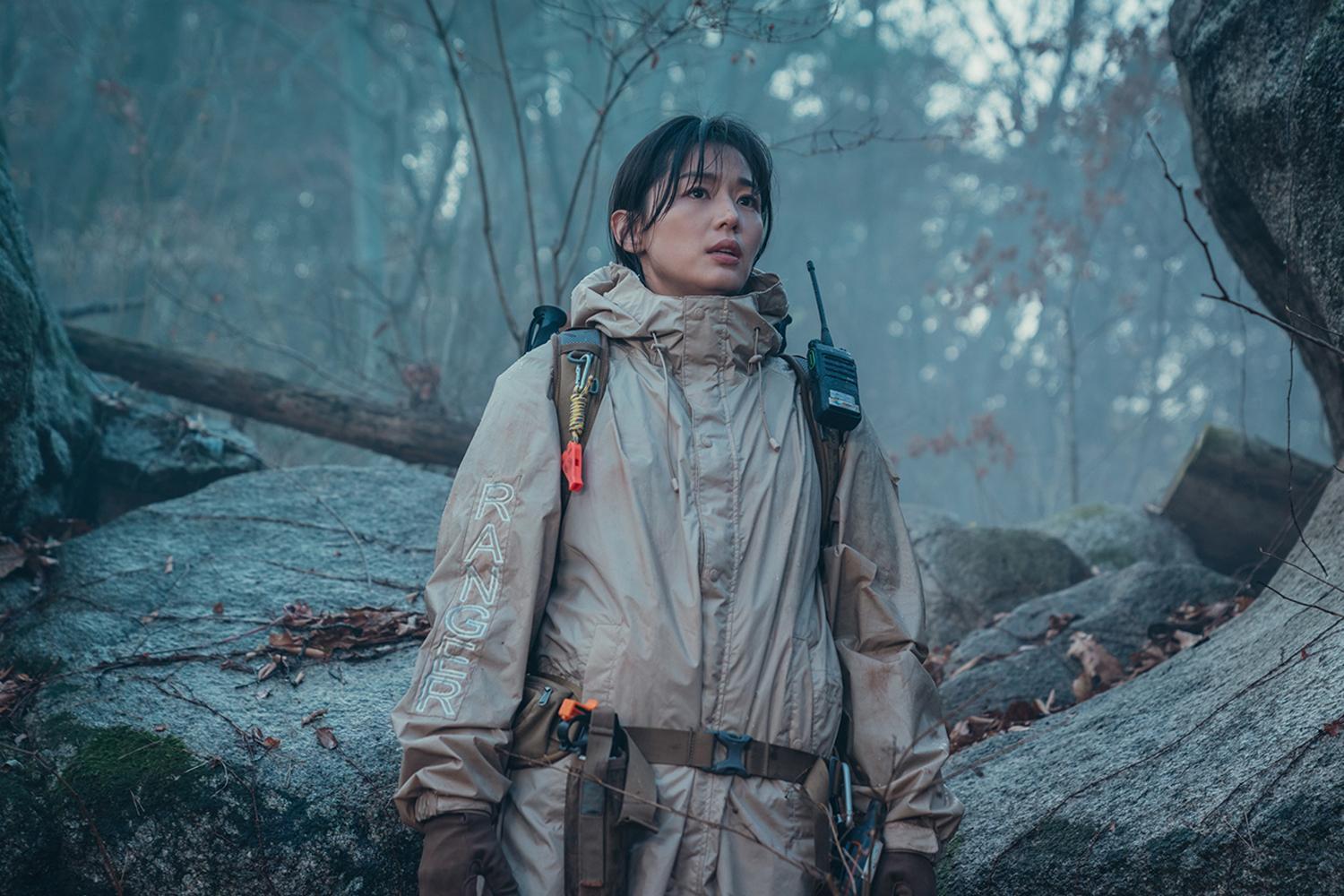 全智賢在韓劇《智異山》中飾演國立公園護林員，為揭開山林祕密而奔手。（愛奇藝國際站提供）
