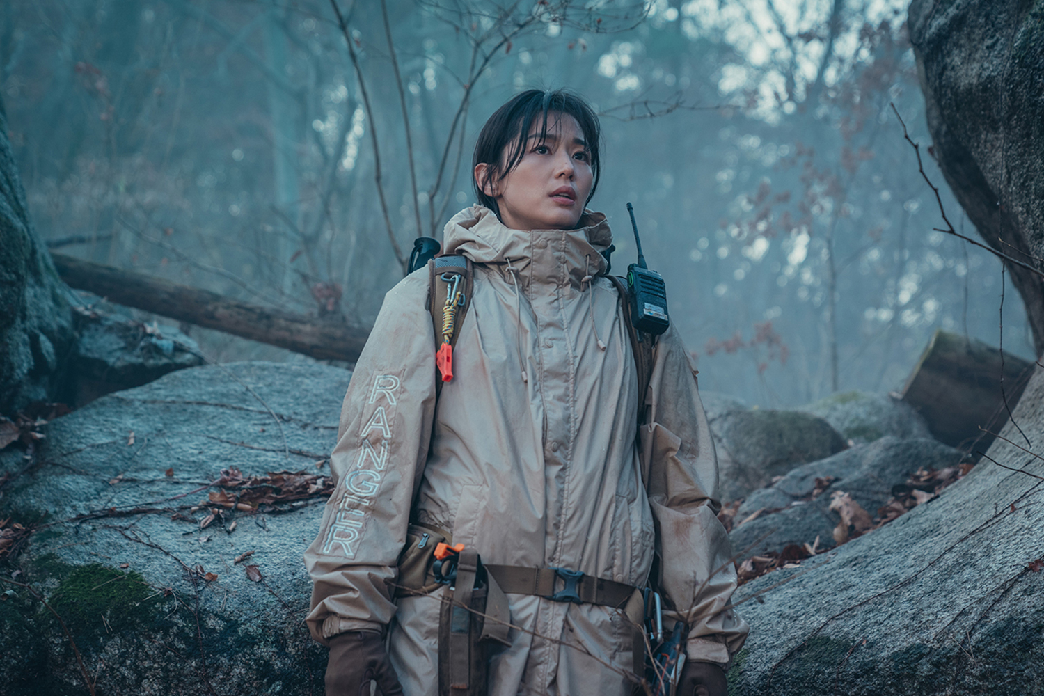 全智賢在韓劇《智異山》中飾演國立公園護林員,為揭開山林祕密而奔手。(愛奇藝國際站提供)