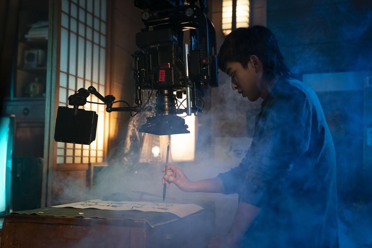 曾敬驊在主演新劇《不良執念清除師》中飾演一名靠寫書法來驅魔的高中生，為戲苦練兩個月毛筆字。（愛奇藝國際站提供）