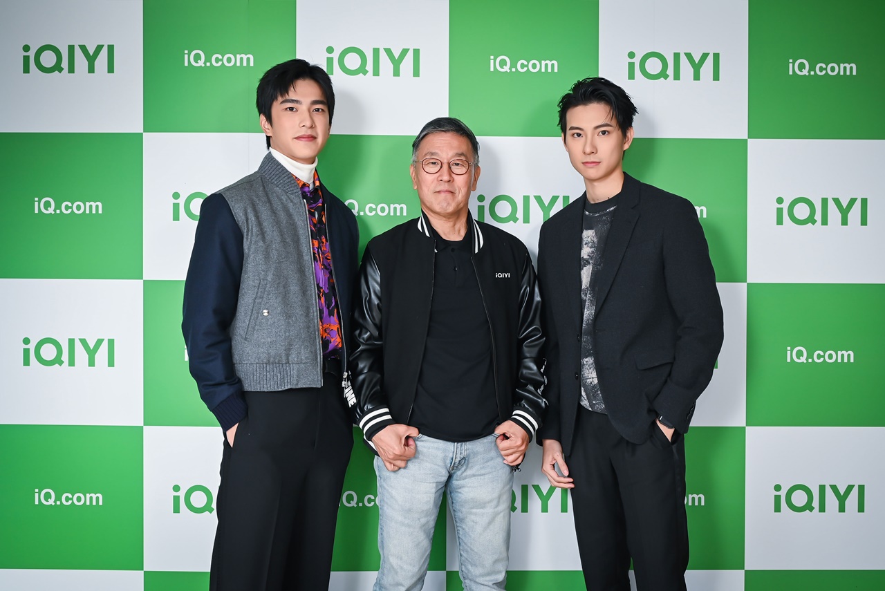 愛奇藝高級副總裁楊鳴(中)與華語原創劇《不良執念清除師》演員曾敬驊(左)與彭千祐。(愛奇藝國際站提供)
