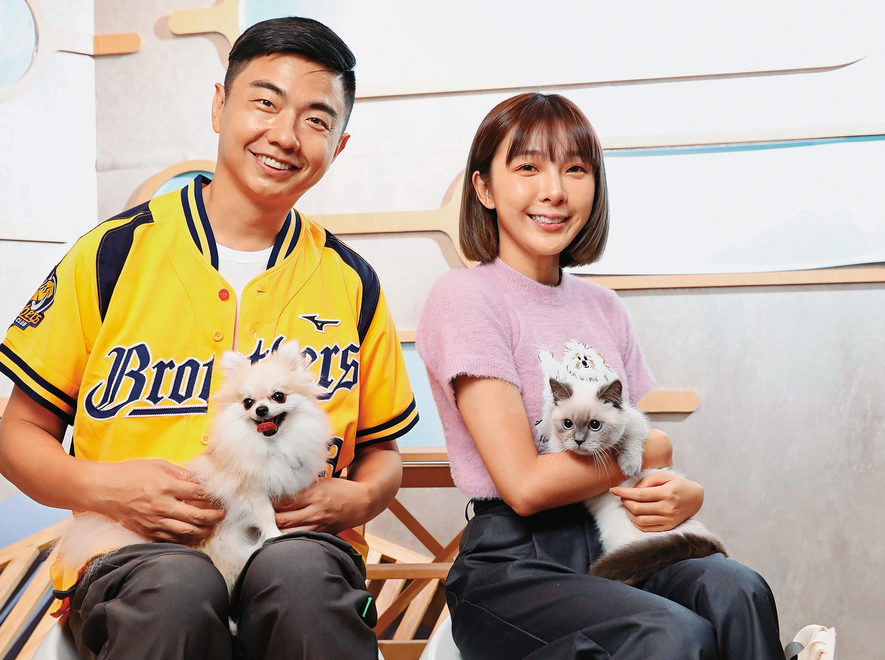 林可（右）帶著博美狗米香，以及6個月大的貓咪罵丸跟熊爸（左）見面，聊起貓狗同在一家的心得。