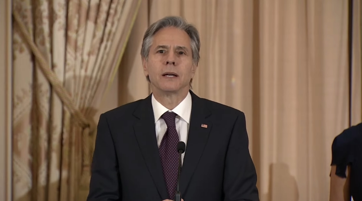 土耳其、敘利亞遭遇強震，布林肯（圖）與土耳其外交部長卡夫索格魯通話，確保美國能夠提供的相關援助。（翻攝自美國國務院YouTube頻道）