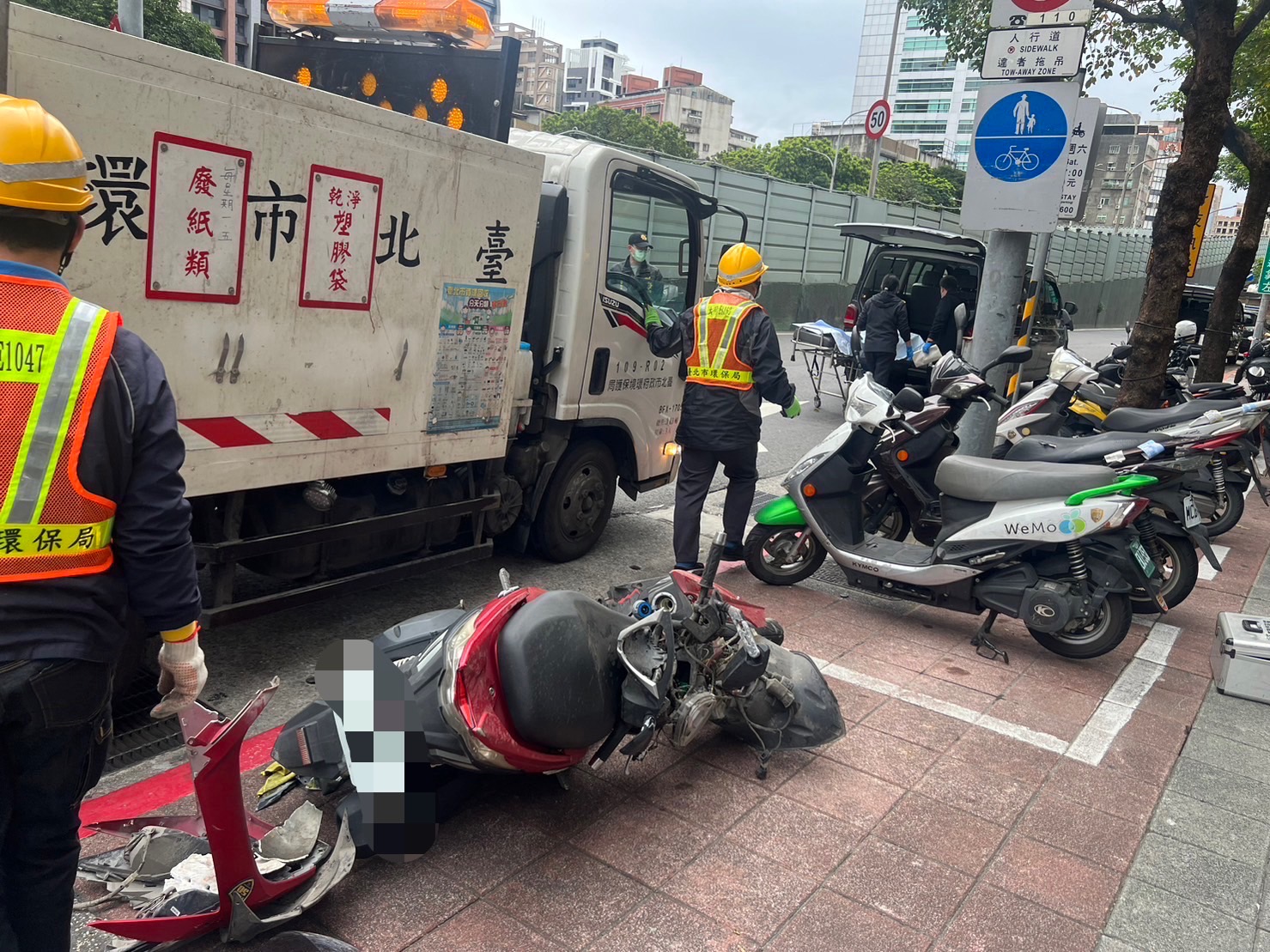 張姓女騎士被砂石車輾過不幸喪命，機車也嚴重毀損。（翻攝畫面）