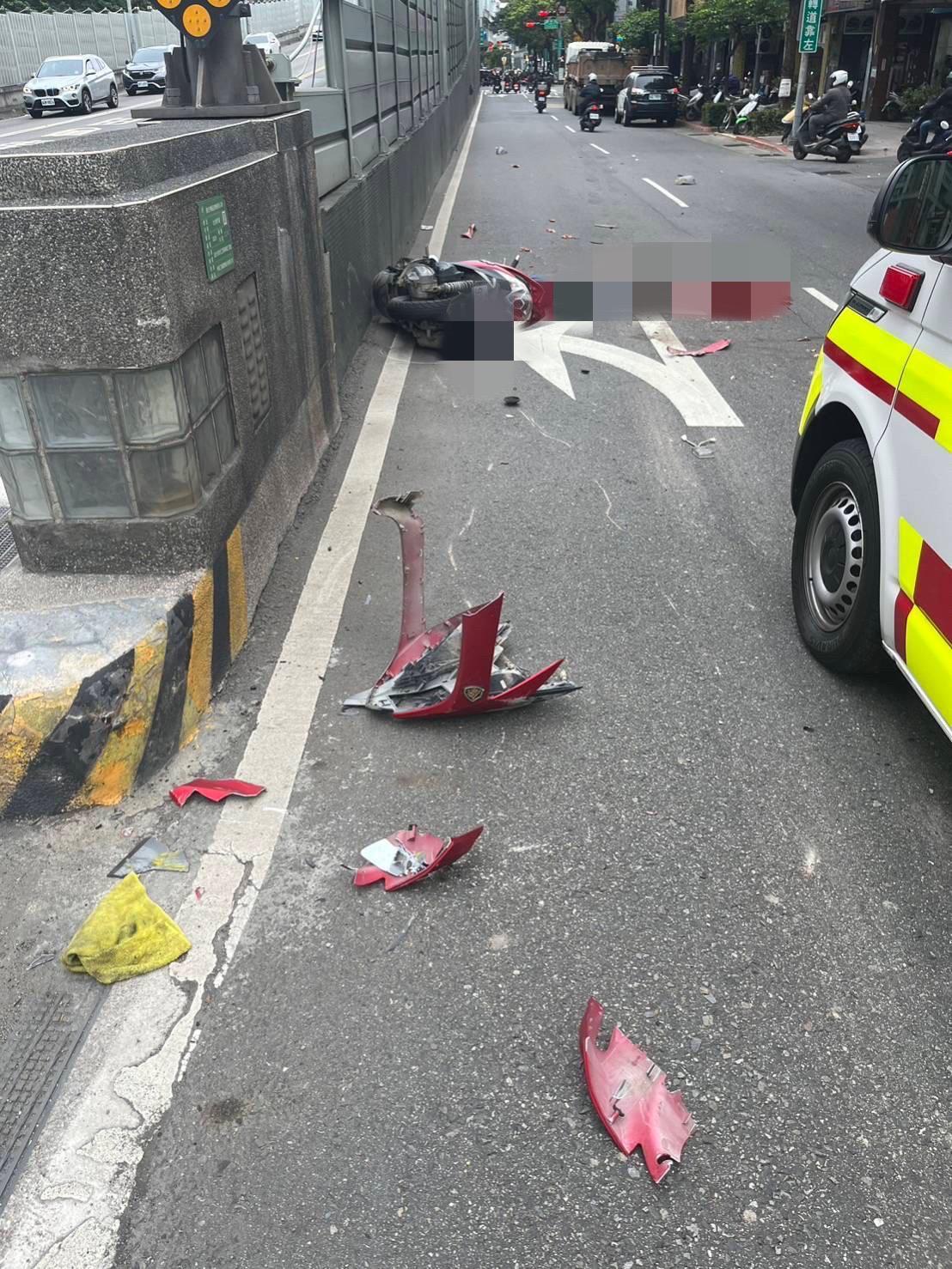 警方調查，張女疑似因超車不慎自撞橋墩摔車遭輾。（翻攝畫面）