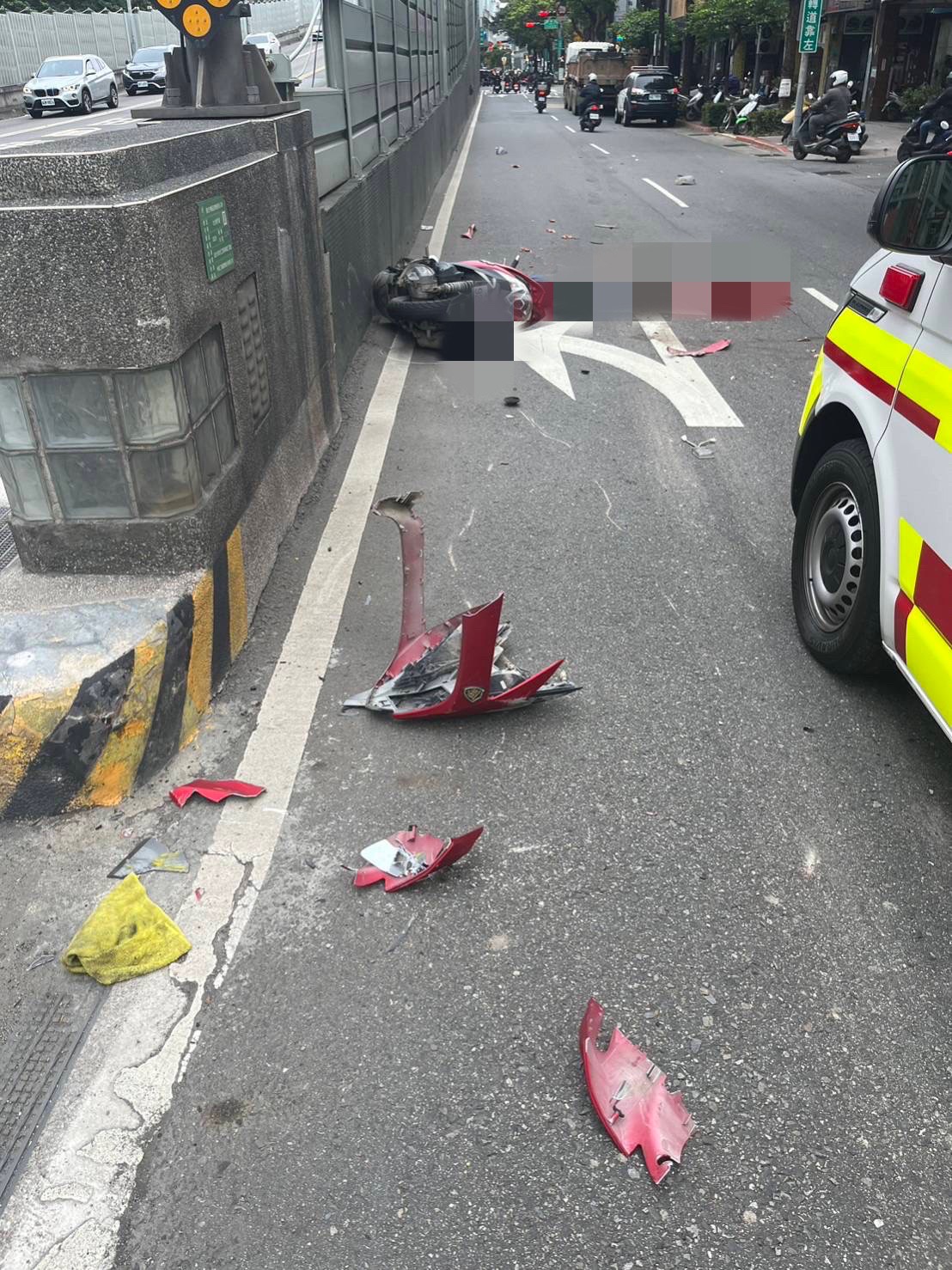警方調查,張女疑似因超車不慎自撞橋墩摔車遭輾。(翻攝畫面)