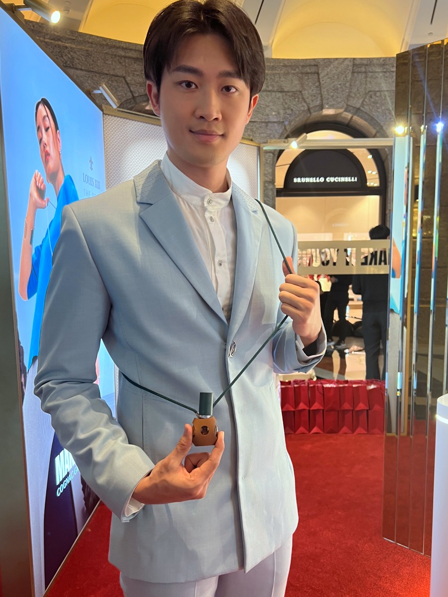 路易十三「珍萃裝」迷你瓶酒款，也可以選購專屬皮套背帶組，成為身上時髦的隨身配件。皮套定價約NT$3,800。