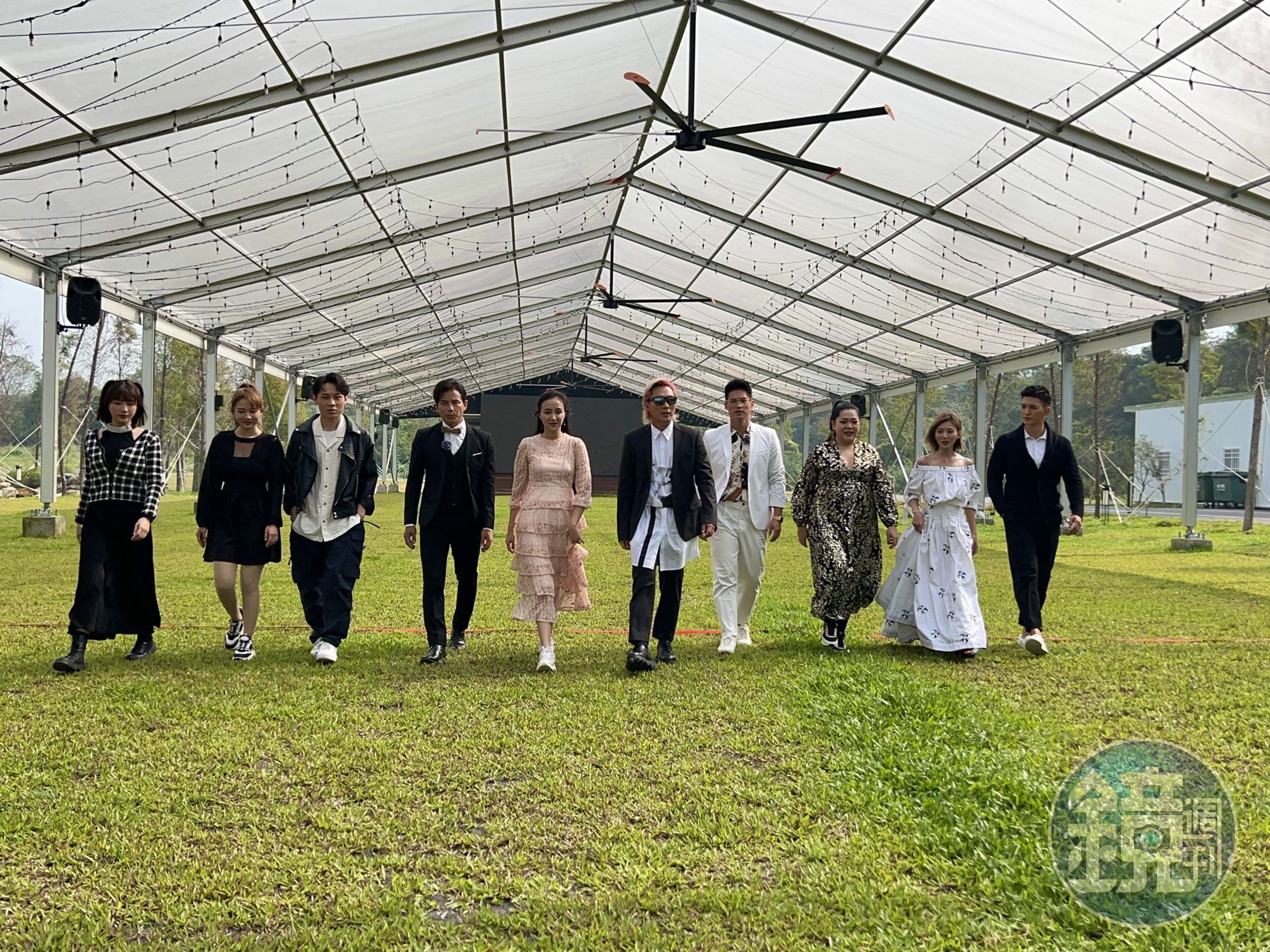 （左起）峮峮、林莎、顏佑庭、孫協志、何妤玟、王仁甫、許孟哲、Amanda、蔡黃汝、王家梁一起錄影《飢餓遊戲》。（中視提供）