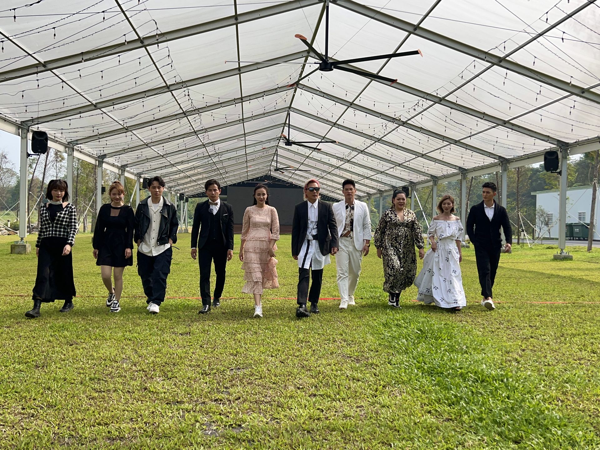 (左起)峮峮、林莎、顏佑庭、孫協志、何妤玟、王仁甫、許孟哲、Amanda、蔡黃汝、王家梁一起錄影《飢餓遊戲》。(中視提供)