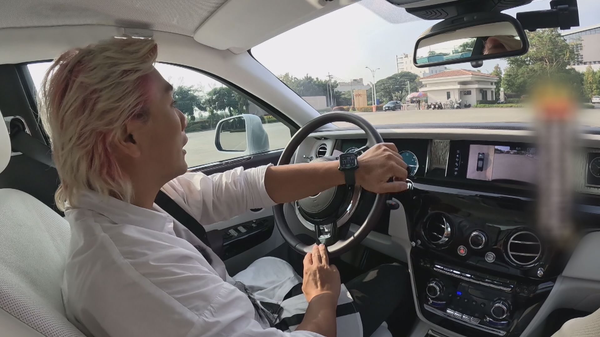 在節目「飢餓遊戲」中，王仁甫開高級豪車心情澎湃。（中視提供）