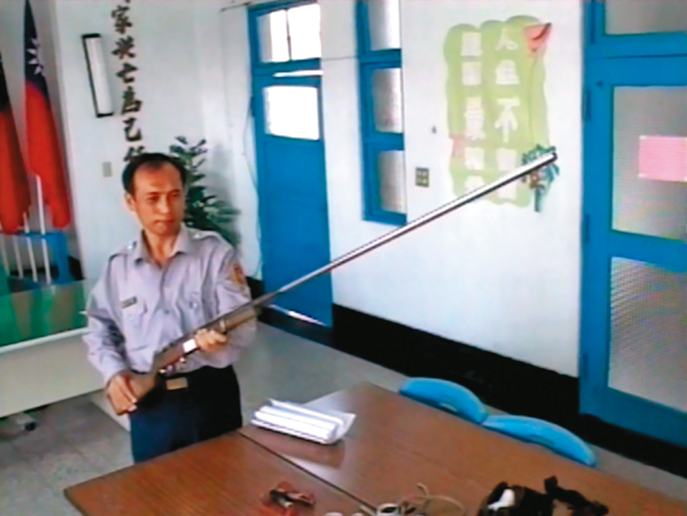 警方查獲犯案用的自製獵槍，該槍槍管極長，十分特殊。（東森新聞提供）