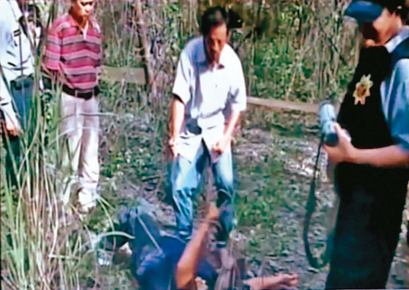 彭姓凶手（白衣者）落網後坦承犯案，帶著警方回到現場模擬殺人狀況。（東森新聞提供）