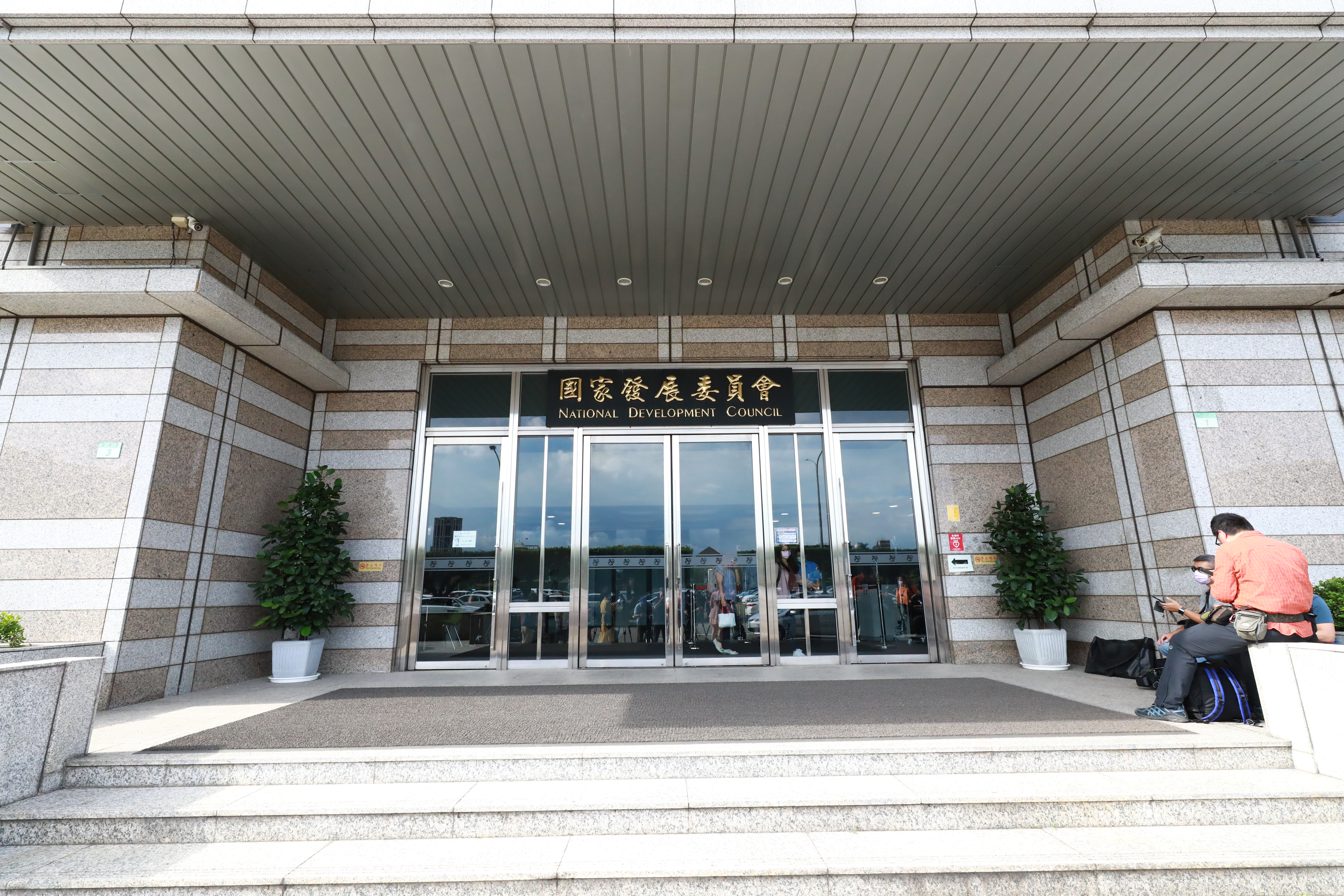 國發會日前召開跨部會議，宣布有條件鬆綁土融開工期限。（本刊資料照）