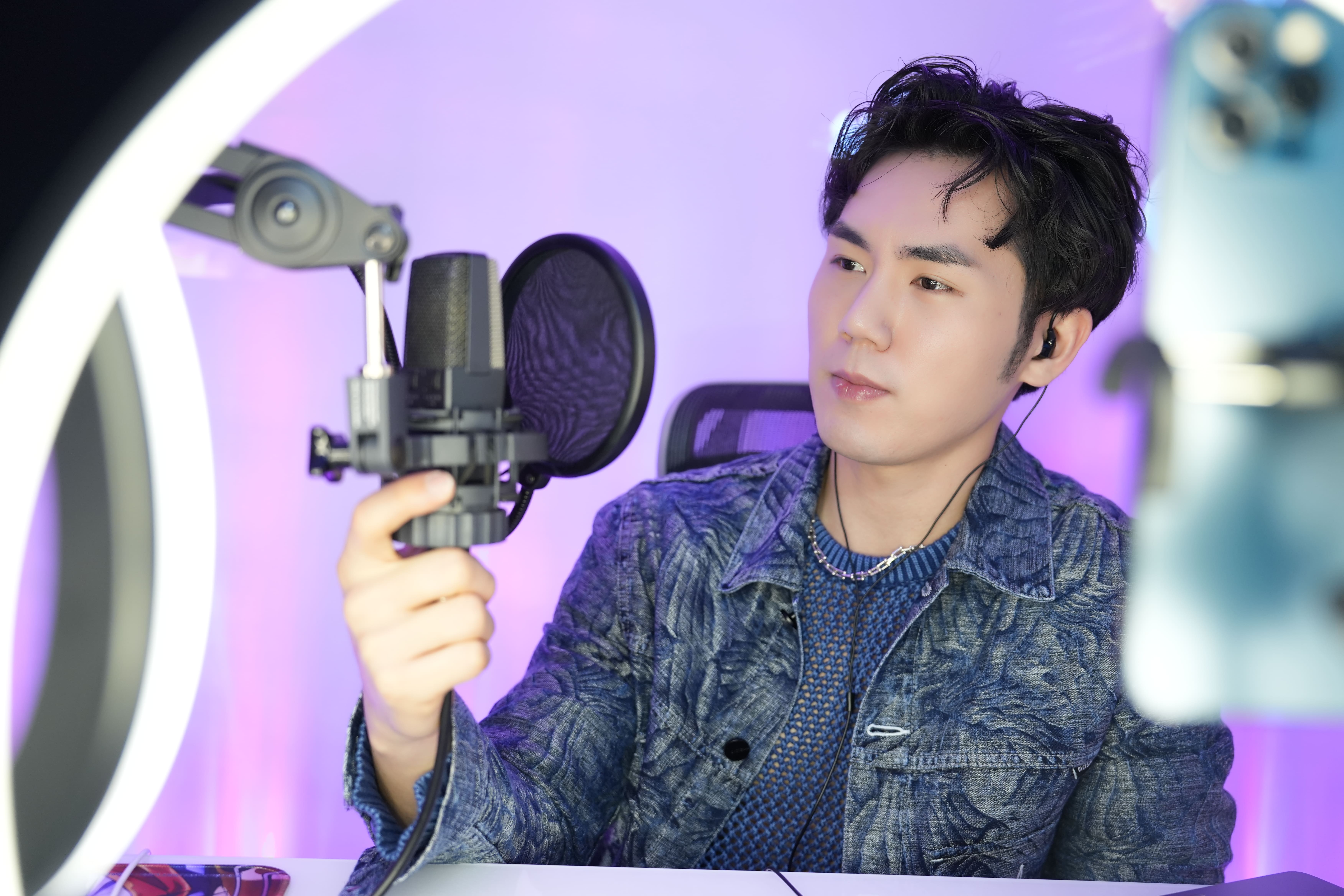 直播主游恩赫入行時間僅一年多收益卻已超過千萬。