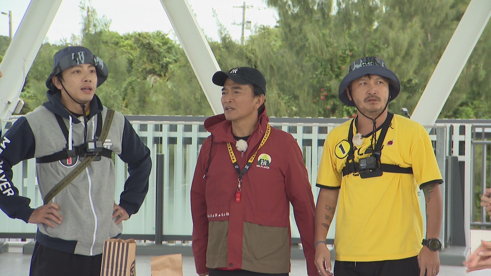坤達（左起）、吳宗憲、KID到沖繩出外景。（三立提供）