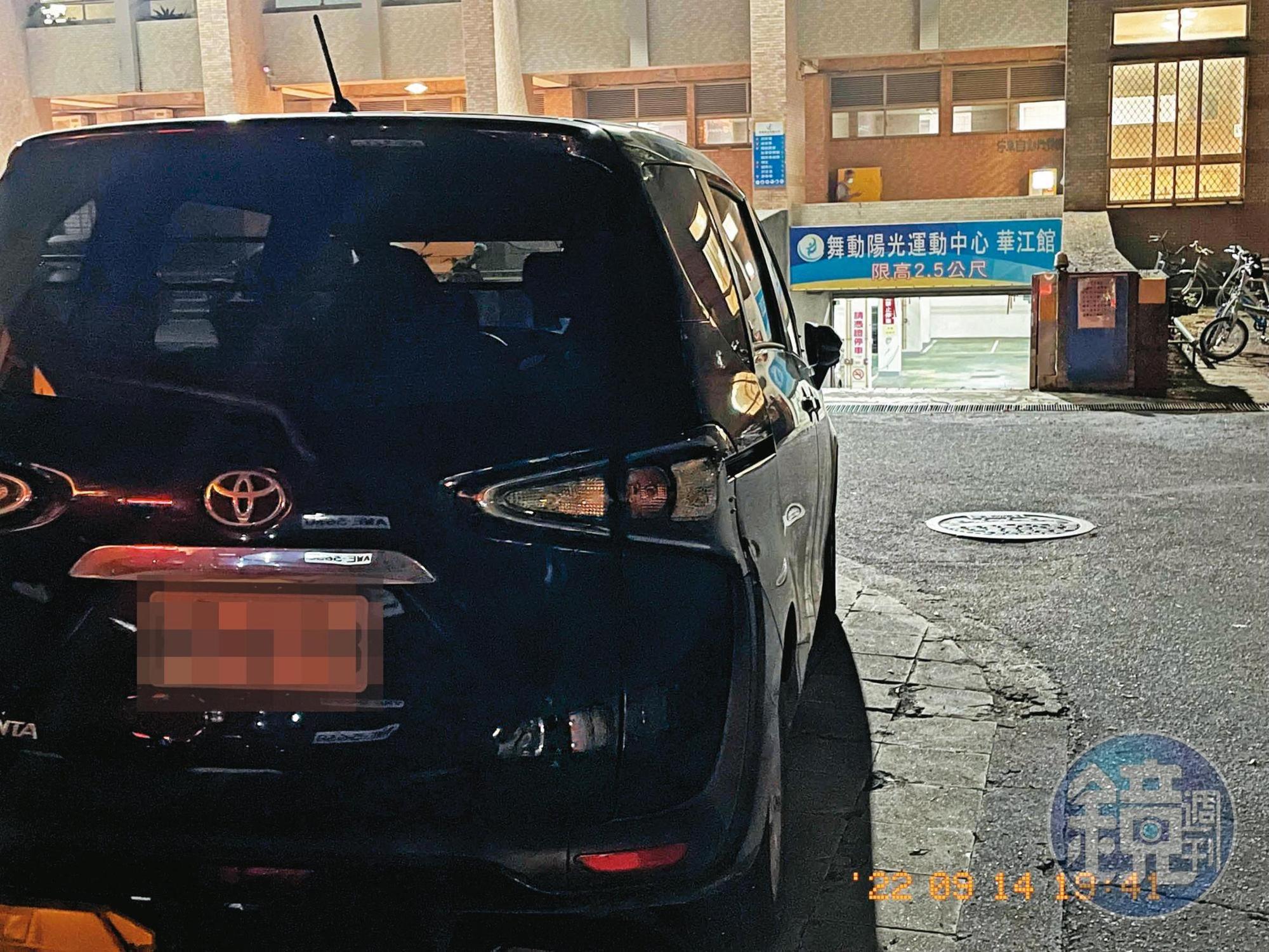 新北市住都中心的公務車(圖)被李姓經理當成私家車,開到運動中心打羽球。(讀者提供)
