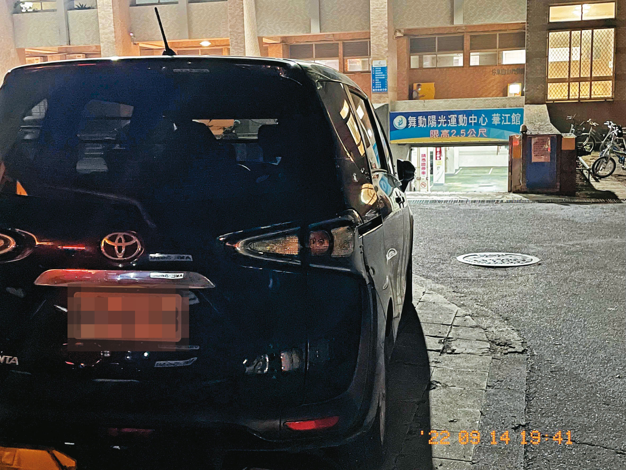 新北市住都中心的公務車（圖）被李姓經理當成私家車，開到運動中心打羽球。（讀者提供）