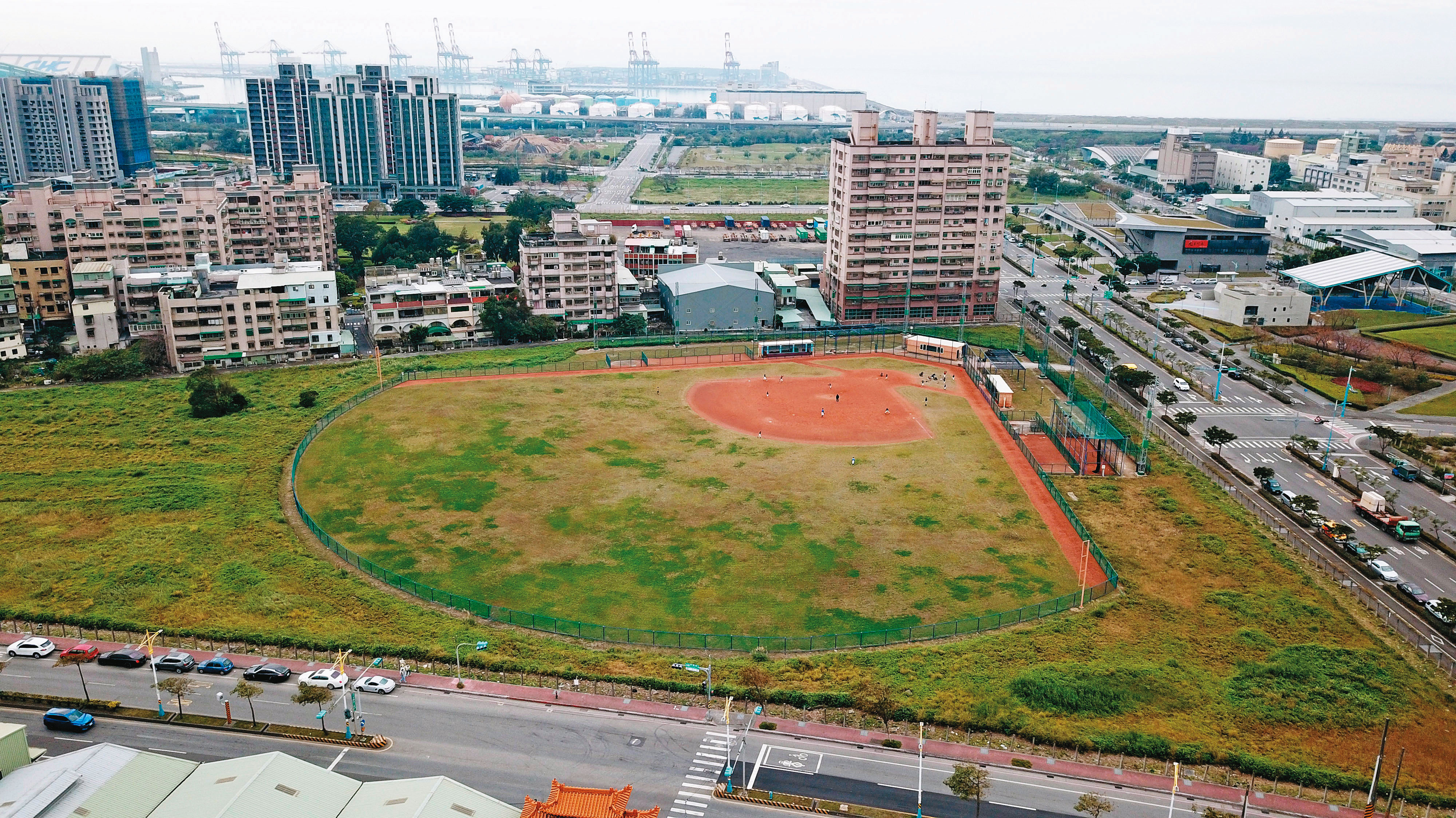 新北市八里國中預定地上的棒球場，草皮坑坑洞洞，十分簡陋。