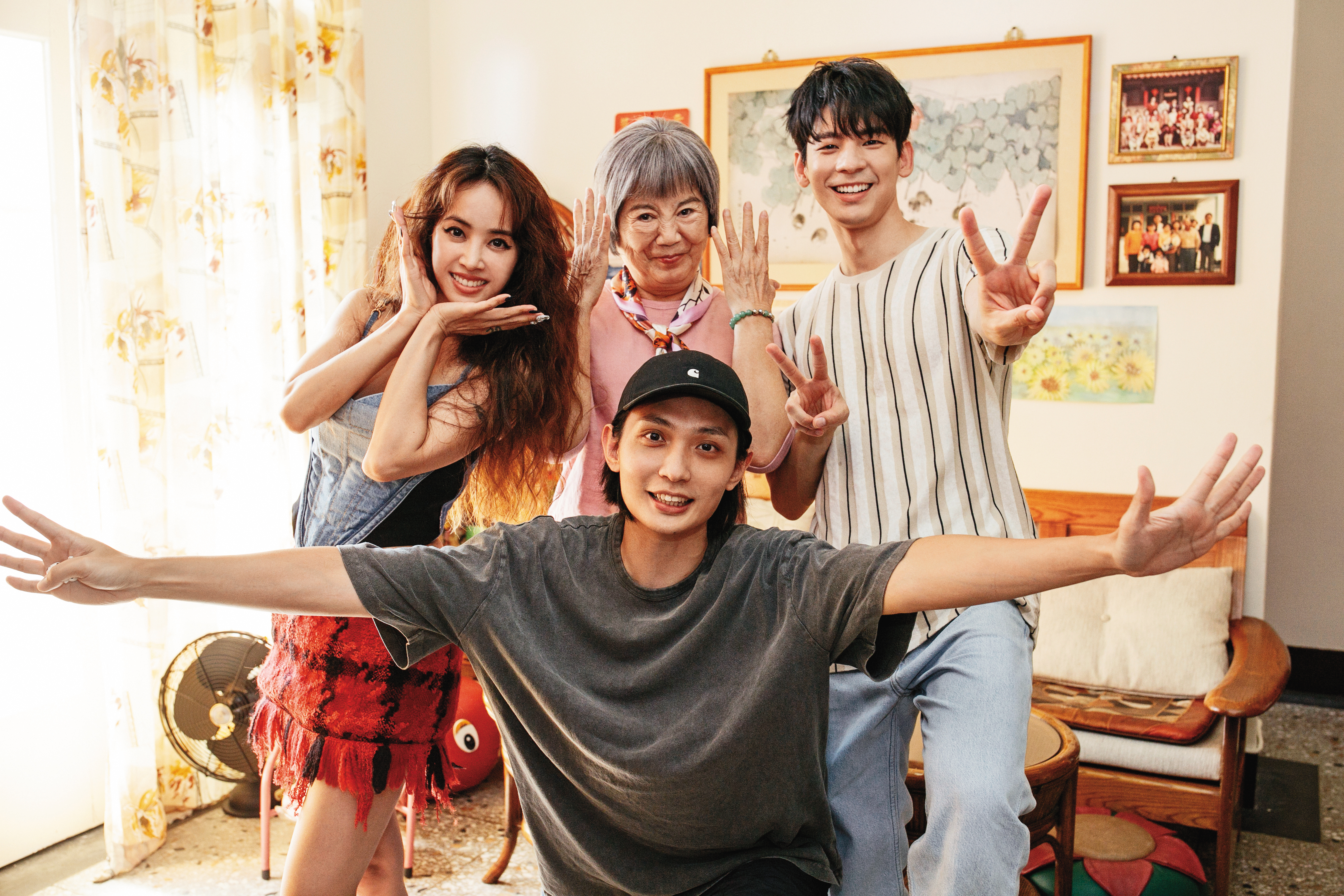 蔡依林(後排左)演唱的電影主題曲〈親愛的對象〉MV,由殷振豪(前)執導,王滿嬌(後排中起)、林柏宏主演。(金盞花大影業提供)
