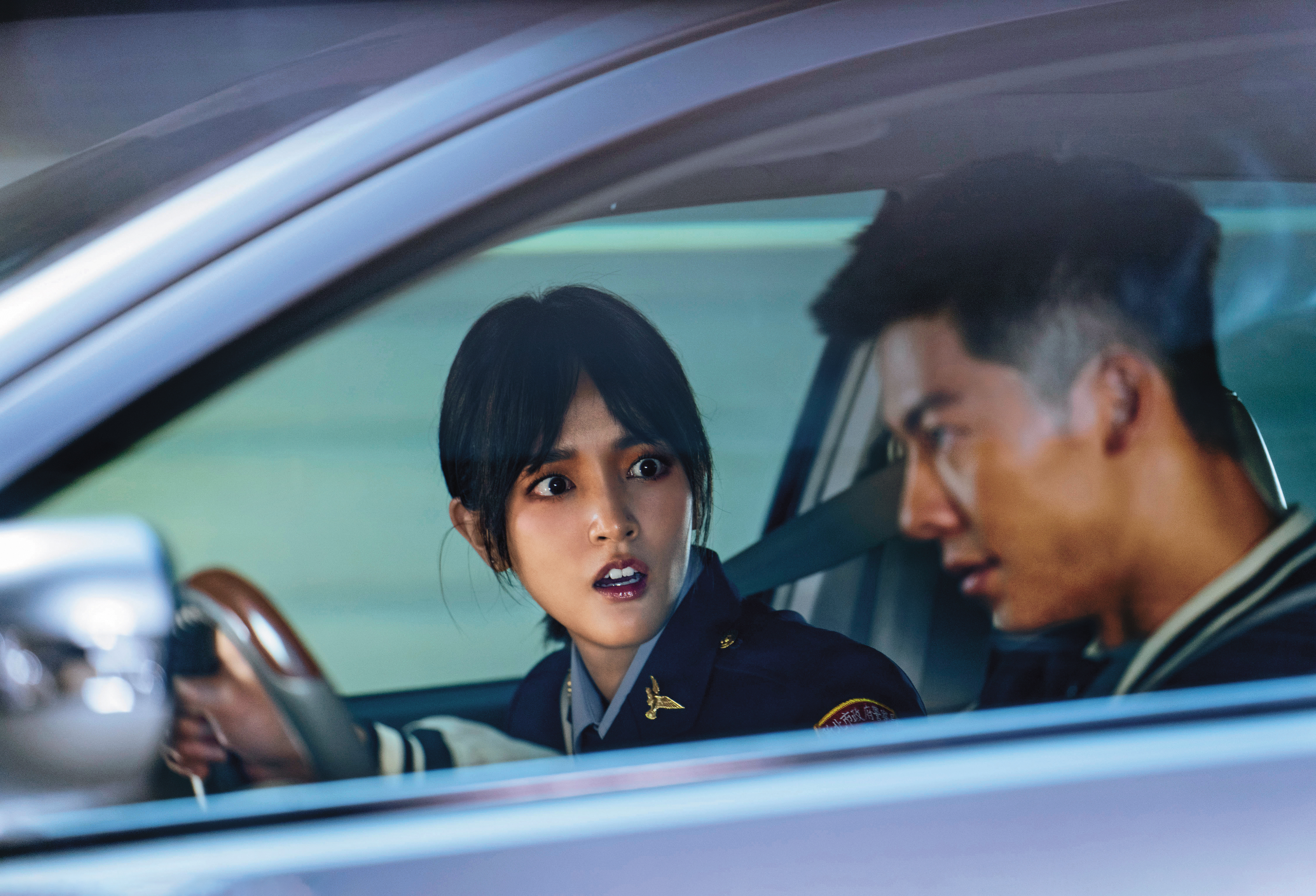 使用「投影車拍」技術後,戲裡王淨(左)與許光漢(右)彷若真實開在道路上。
