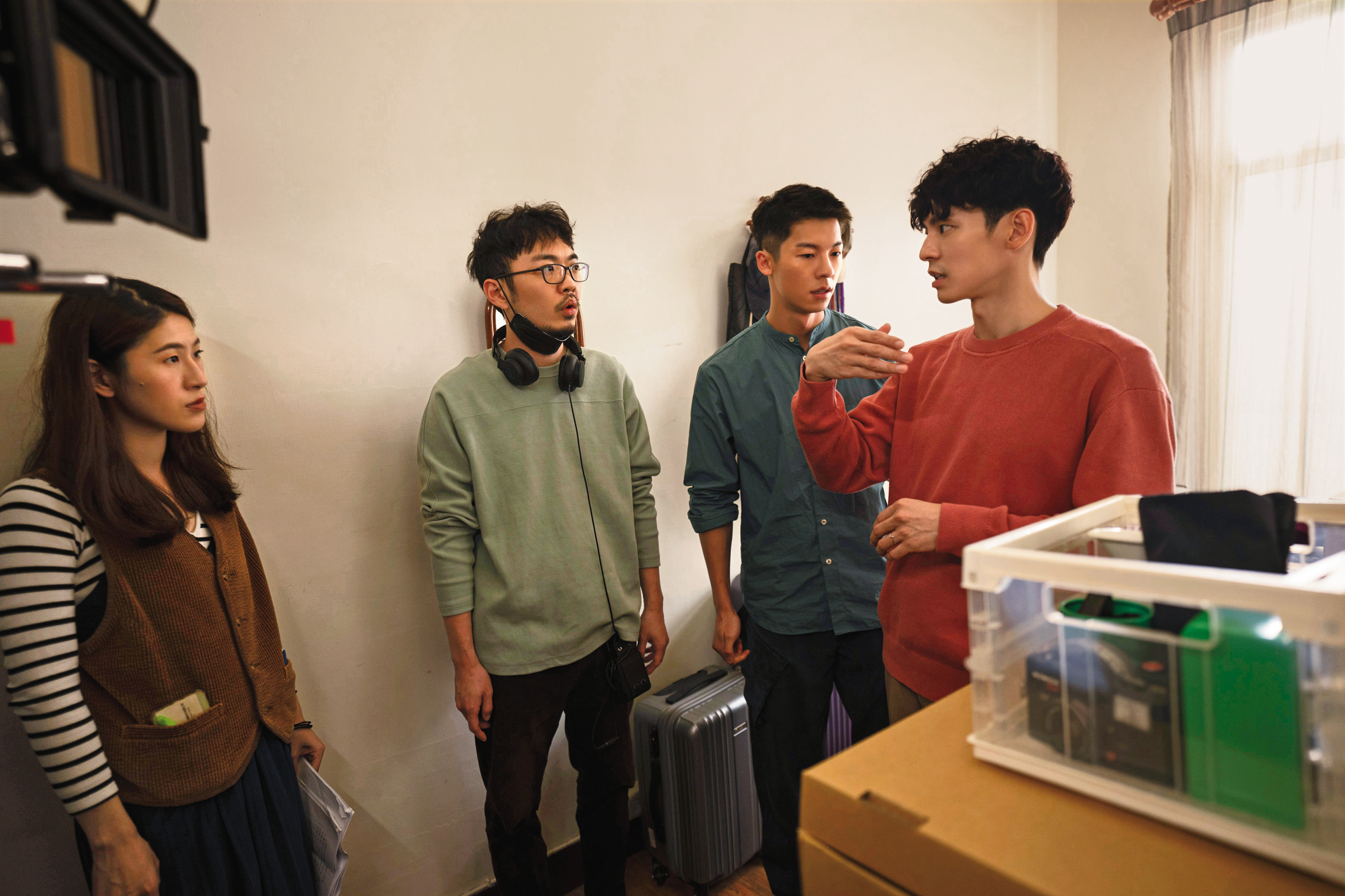 林柏宏(右起)與許光漢在拍片現場與導演程偉豪、表演指導百白討論。(金盞花大影業提供)