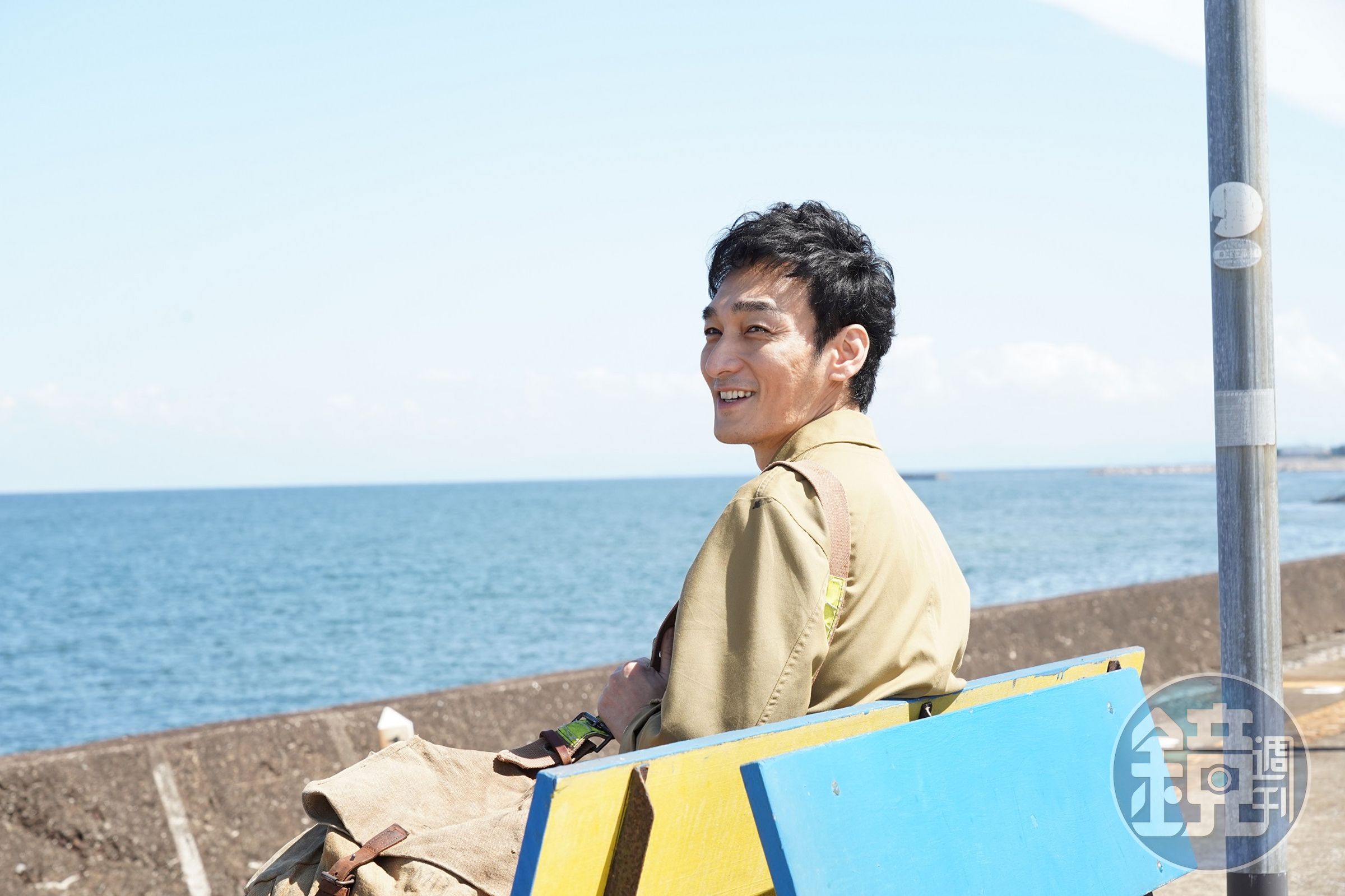 草彅剛在《追海豚的長崎夏日》飾演一名小說家,回憶兒時與摯友展開追尋海豚之旅。(中影提供)