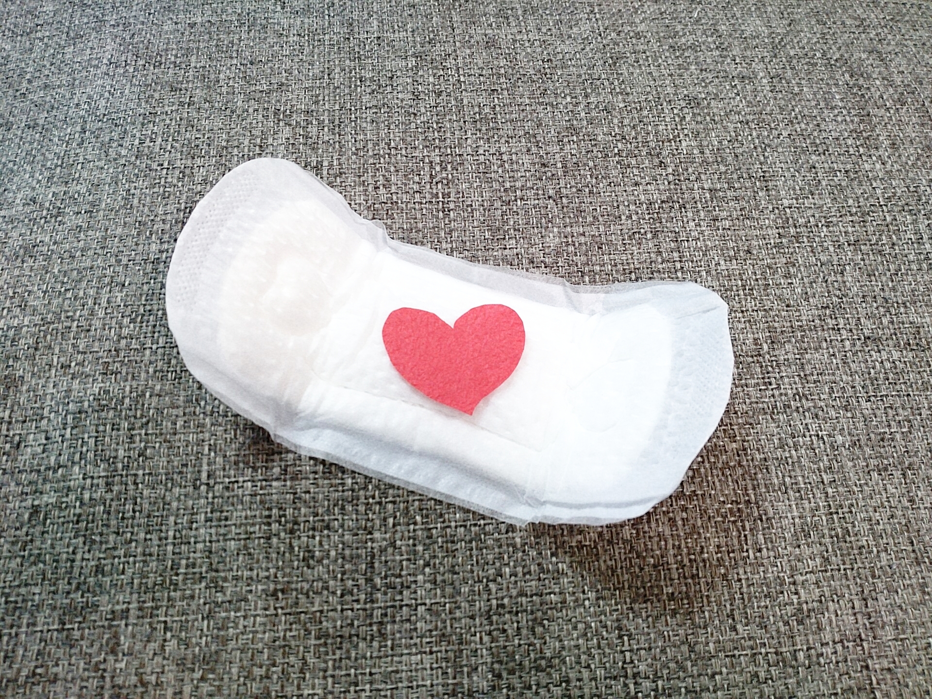 女員工請生理假時,有雇主要求出示沾血衛生棉才准假。(示意圖,photoAC)