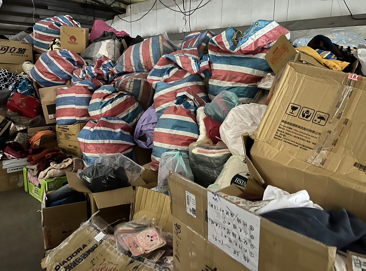對於不符土國公告捐贈物資之二手物品，經整理先堆放在另外置物空間。（慈濟基金會提供）