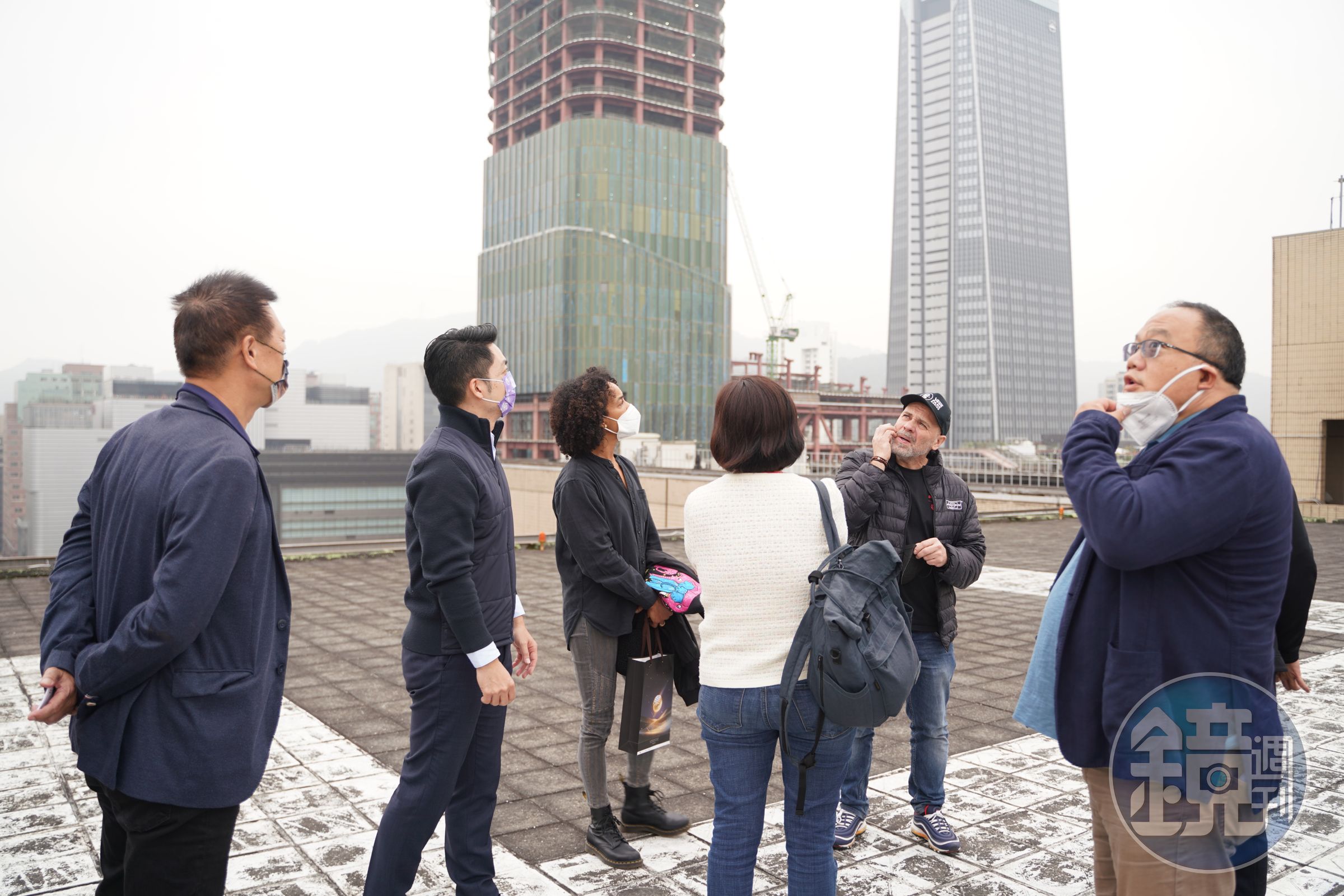 台北市長蔣萬安及文化局長蔡詩萍親自帶領維吉妮貝松一行人上市府天台直升機停機坪勘查。（台北市影委會提供）