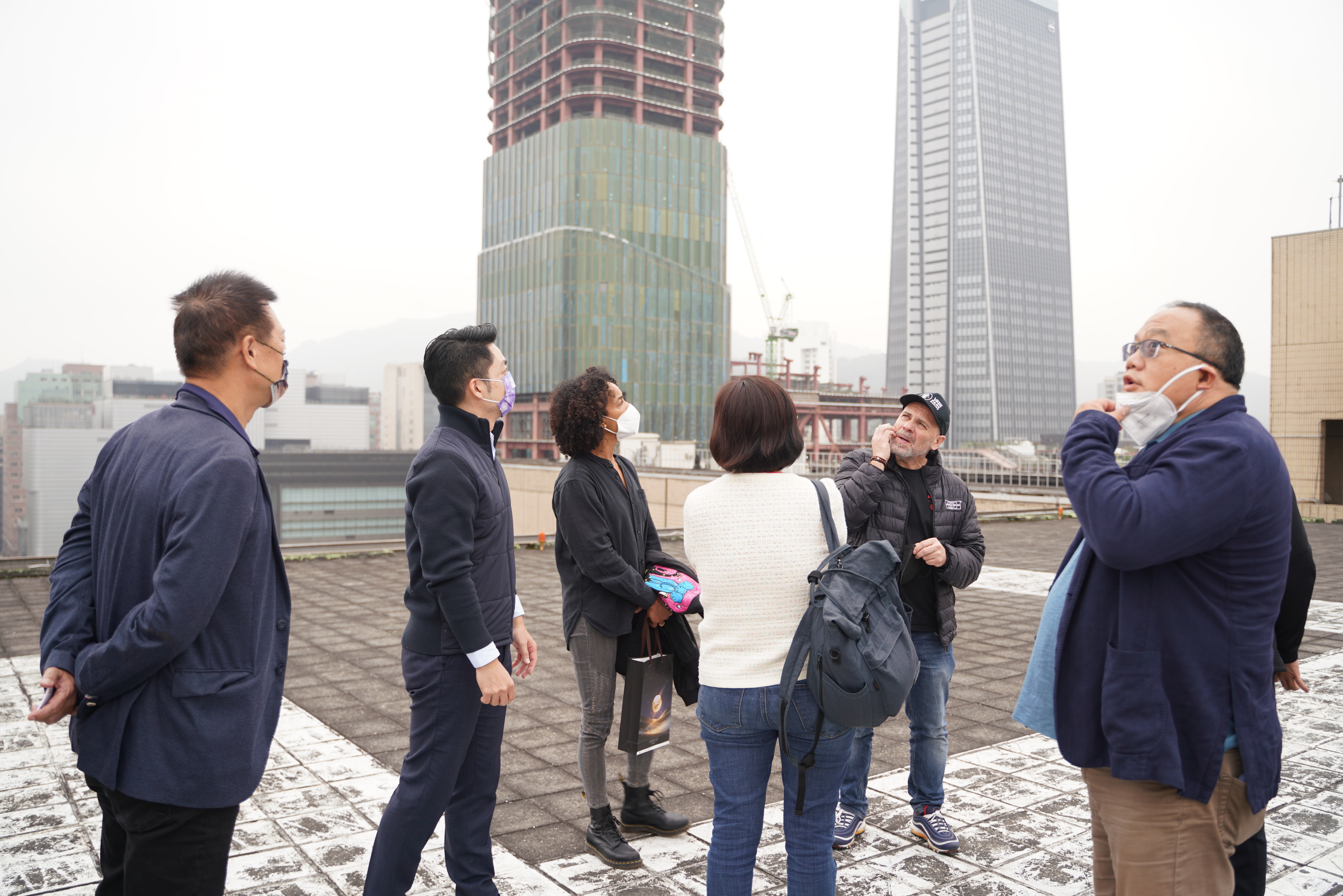 台北市長蔣萬安及文化局長蔡詩萍親自帶領維吉妮貝松一行人上市府天台直升機停機坪勘查。（台北市影委會提供）