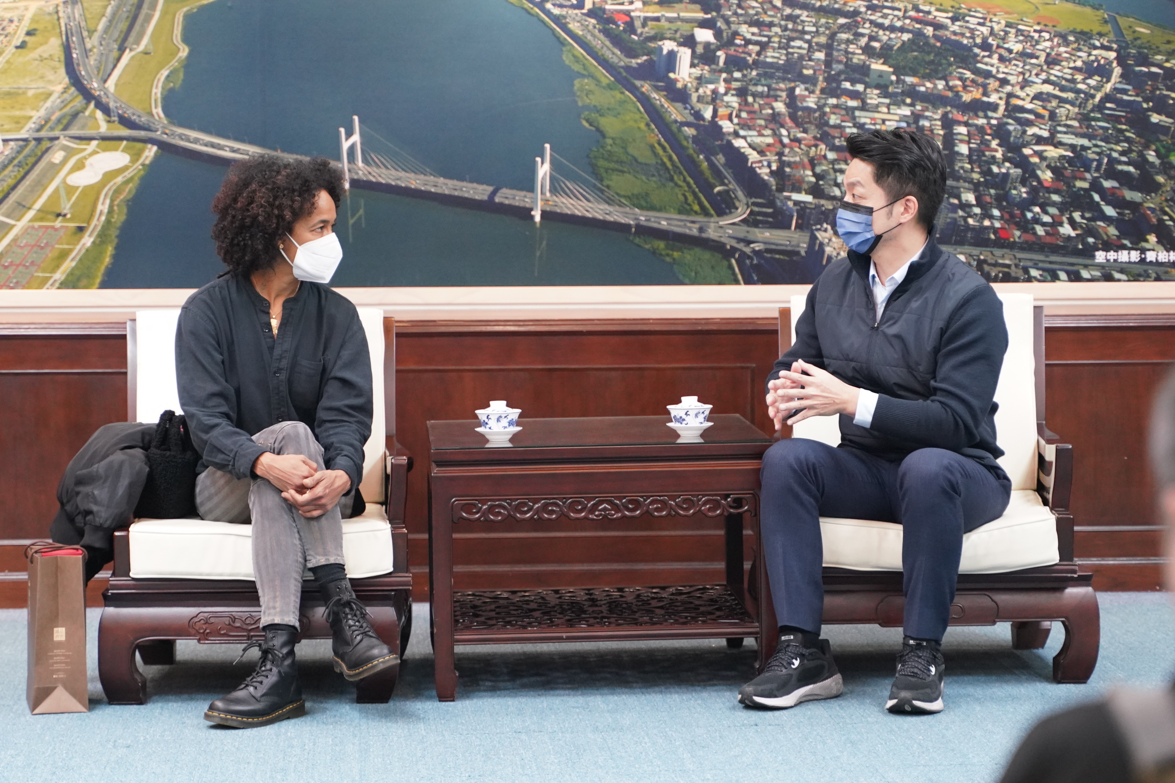 蔣萬安承諾給予劇組全力協助與支持，也謝謝監製維吉妮信守諾言，回來台北取景拍片。（台北市影委會提供）