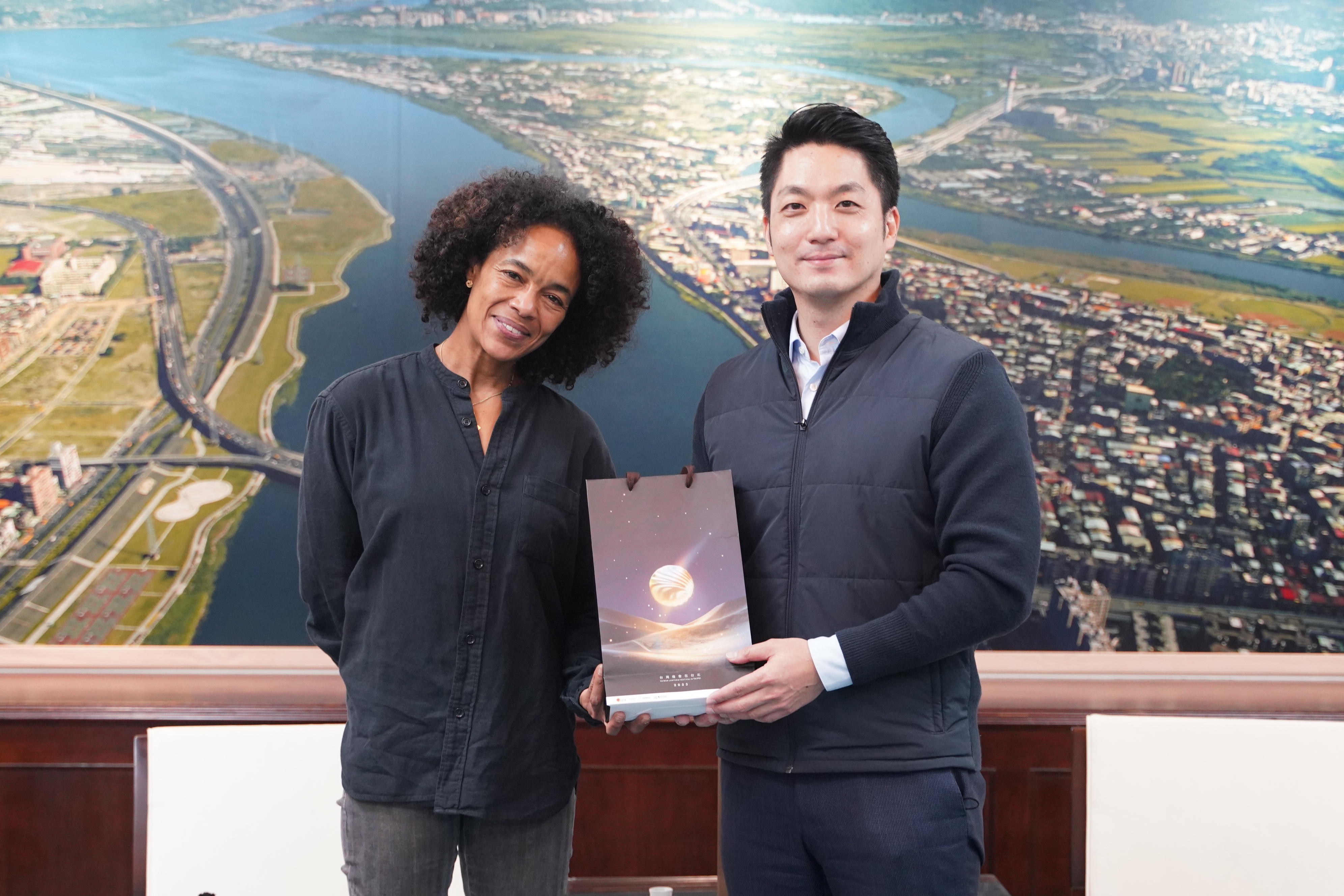 大導演盧貝松的監製妻子維吉妮貝松率劇組人員來台進行電影《週末在台北》前置工作，並拜會台北市長蔣萬安。（台北市影委會提供）